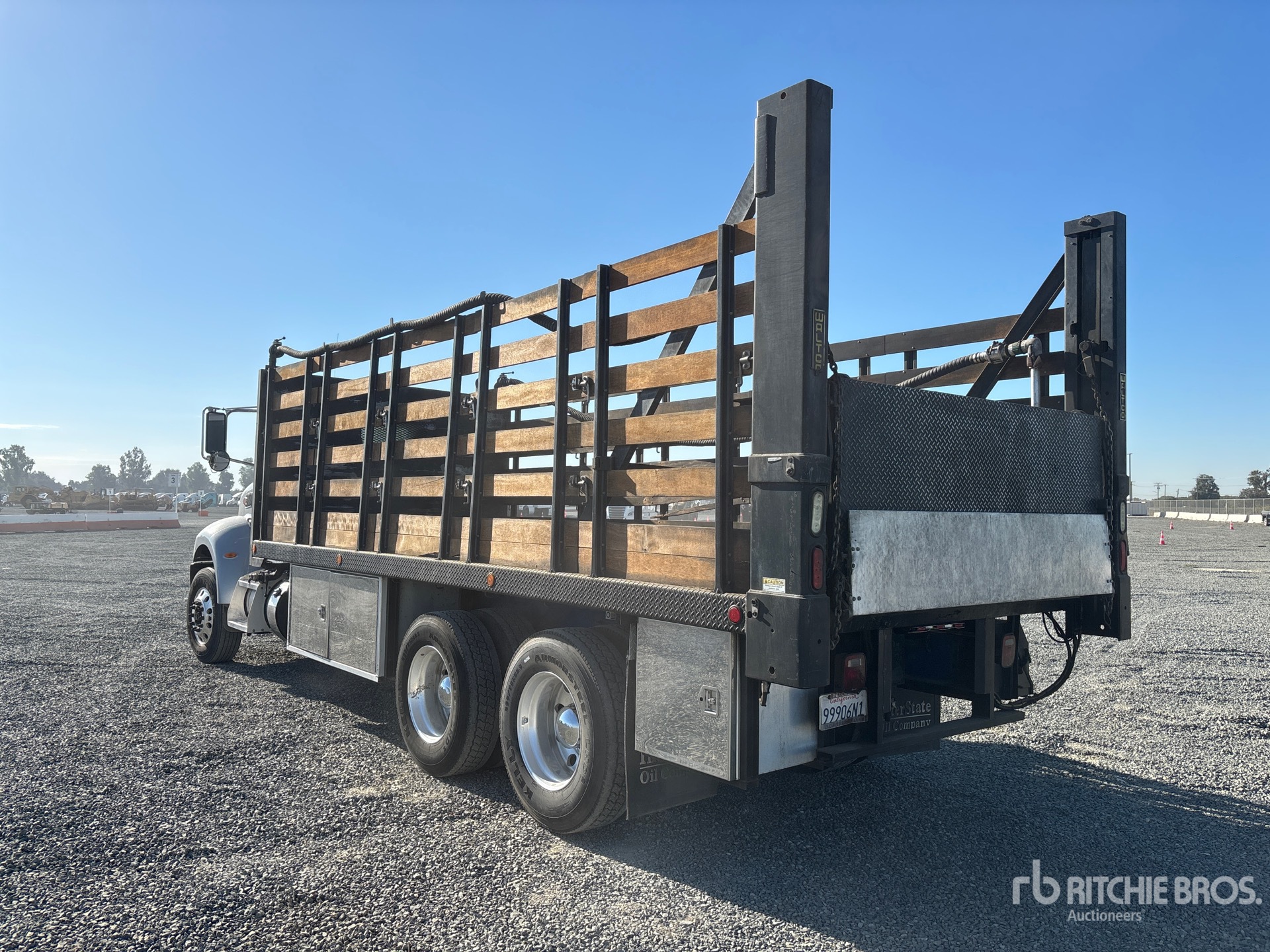 2016 Peterbilt 348