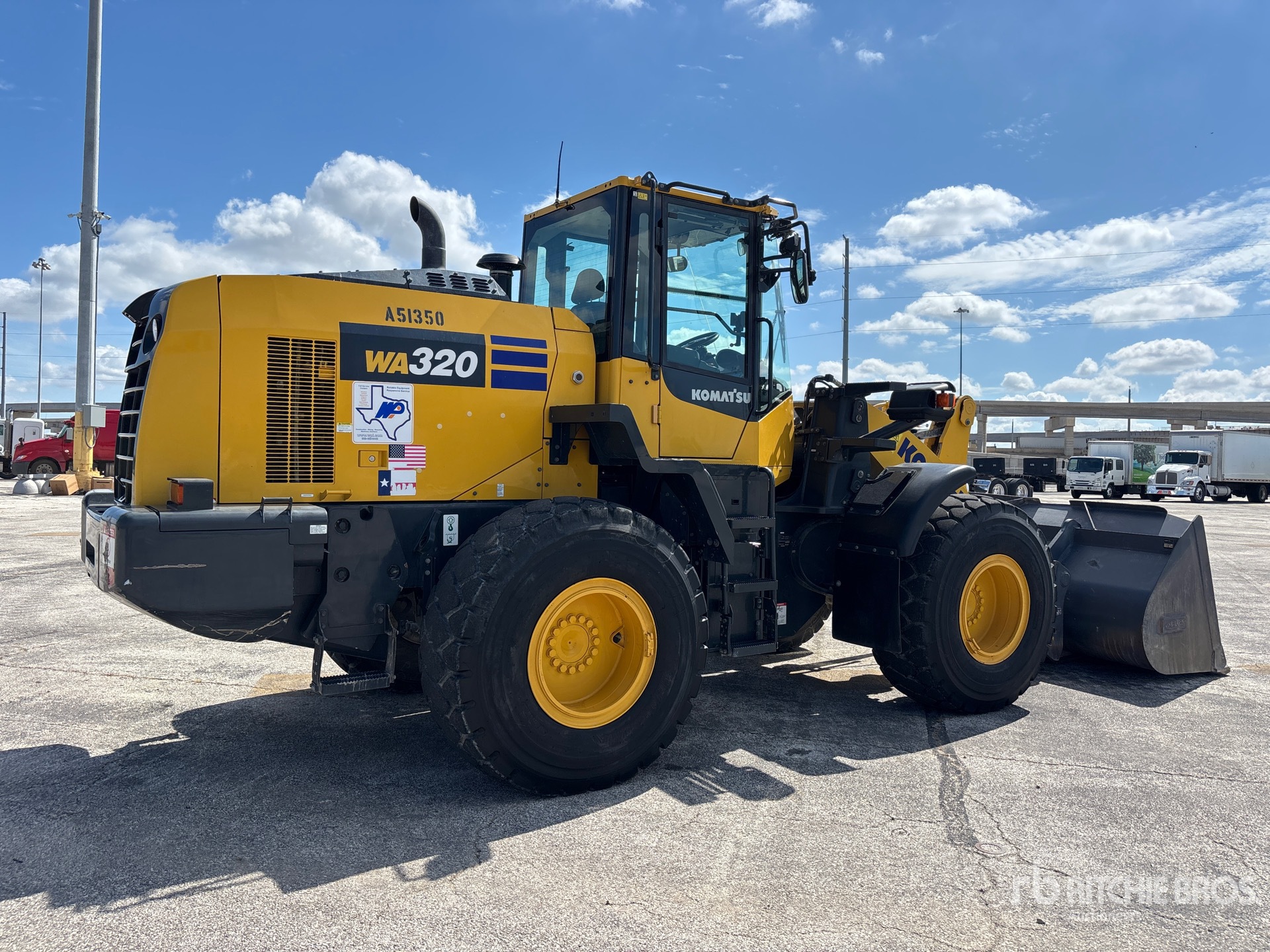 2023 Komatsu WA320-8