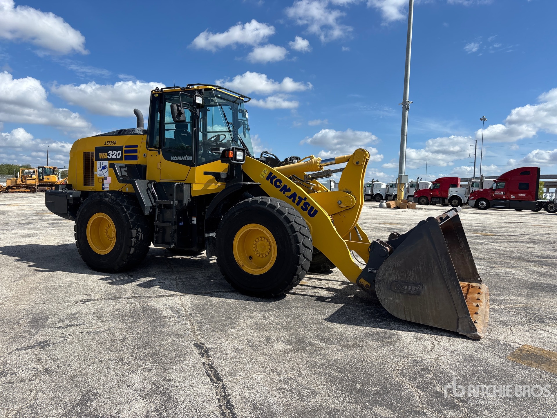 2023 Komatsu WA320-8