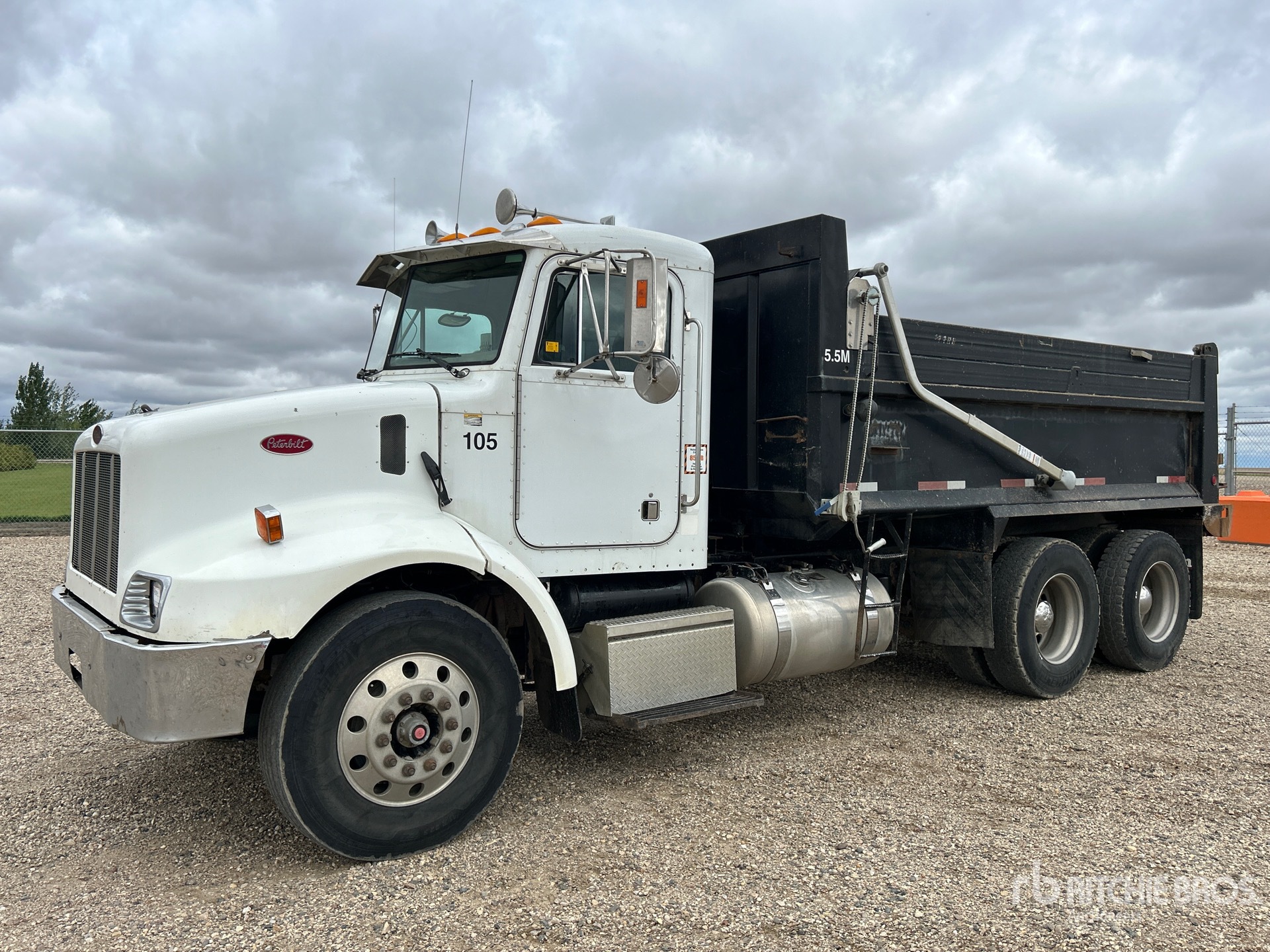 Photo of 2003 Peterbilt 330
