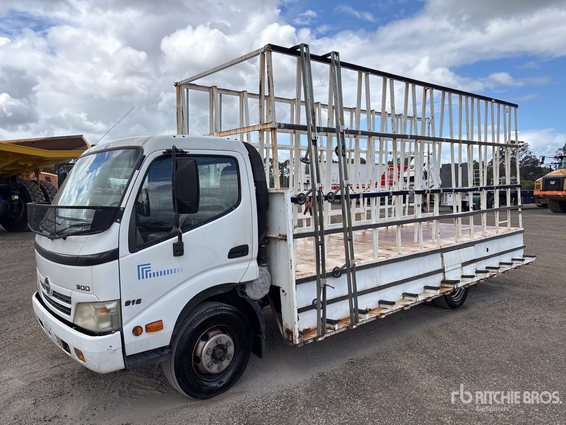 2009 Hino 300