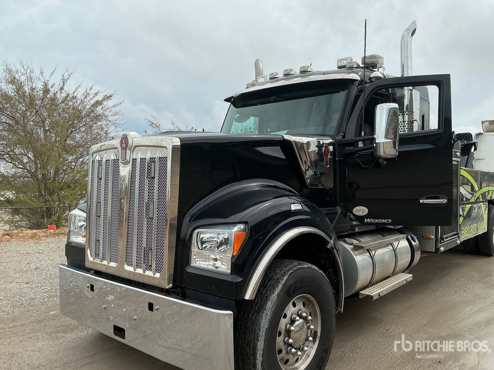 2021 Kenworth W990