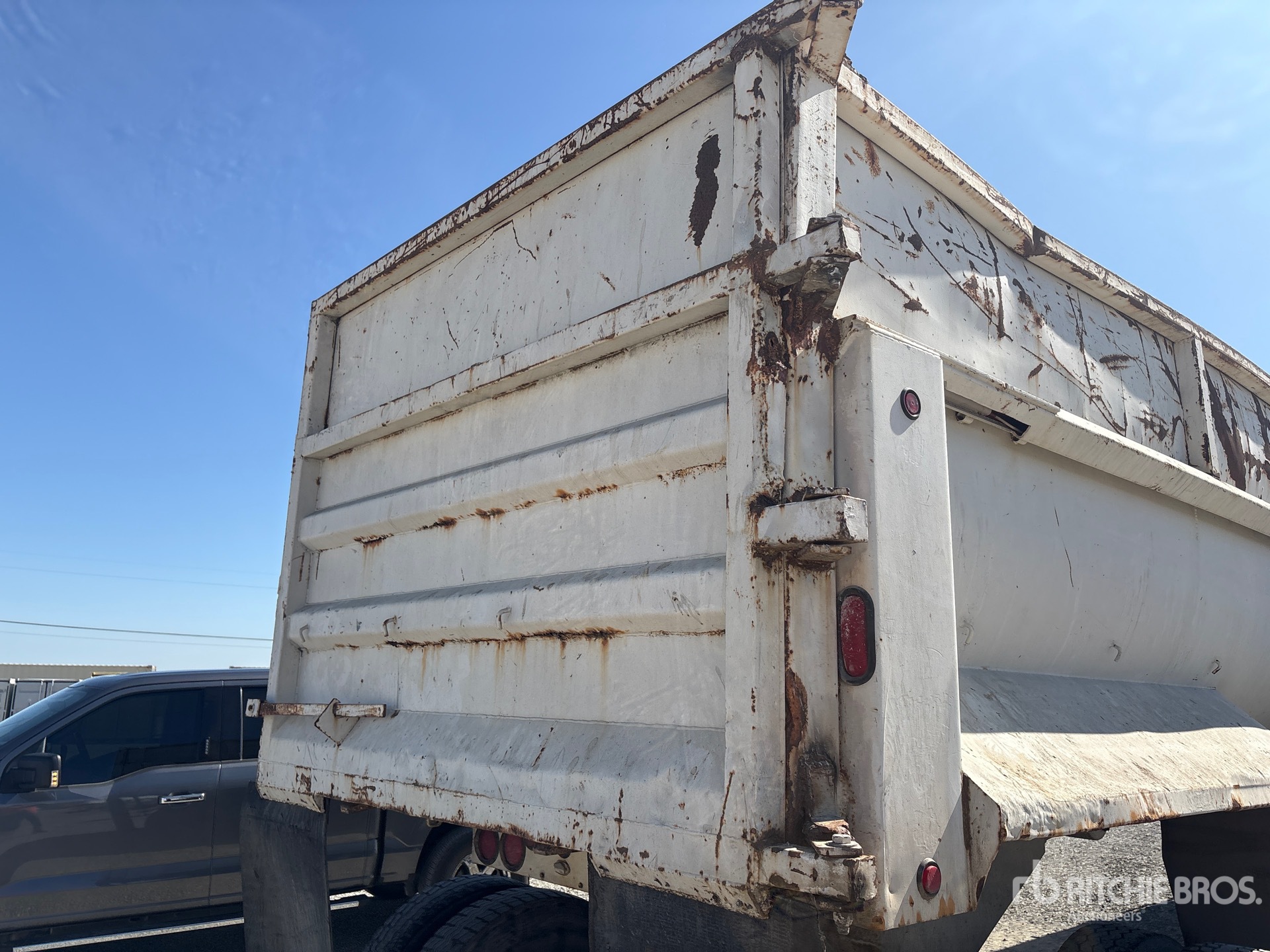 2001 Western 30 FT T/A FRAMELESS