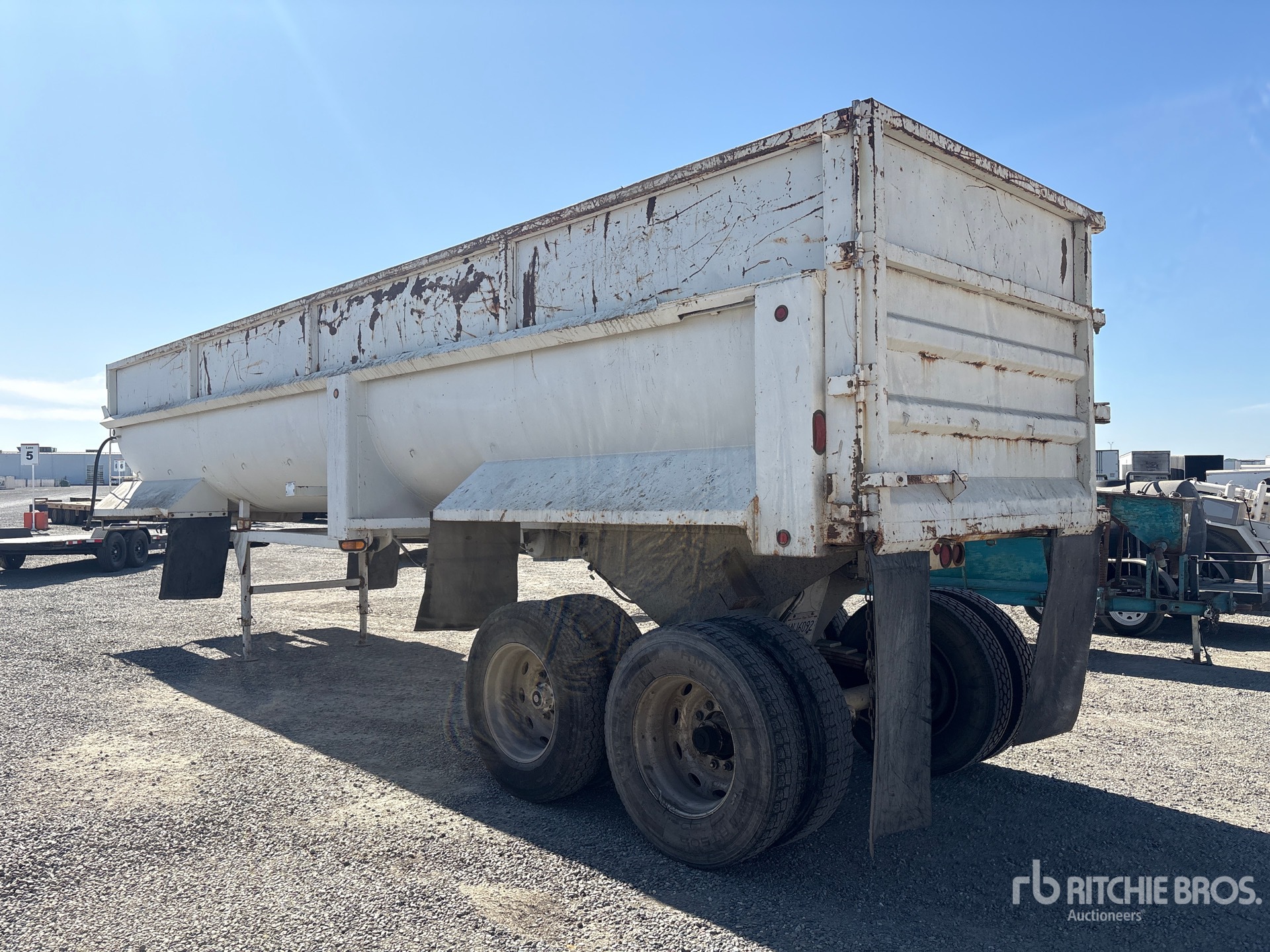 2001 Western 30 FT T/A FRAMELESS