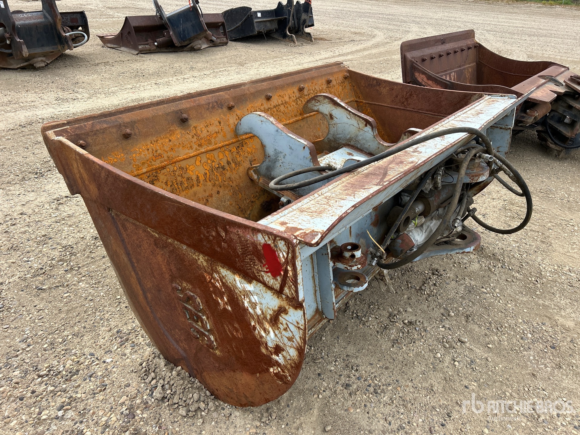 SEC 82 IN Q/C HYDRAULIC TILTING