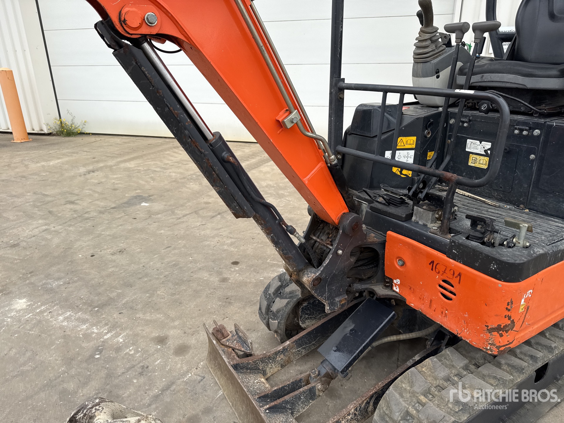 2017 Hitachi ZX19U-5