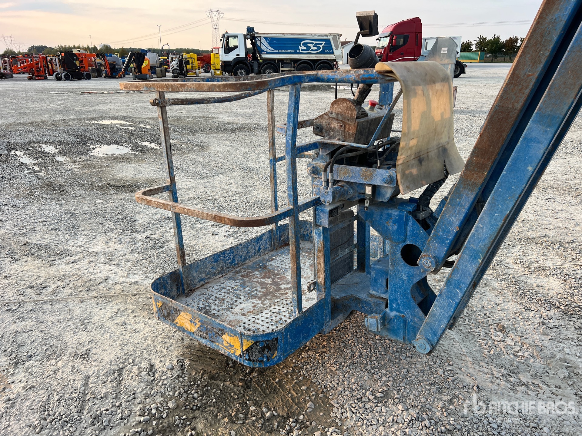 2005 Haulotte HA12PX