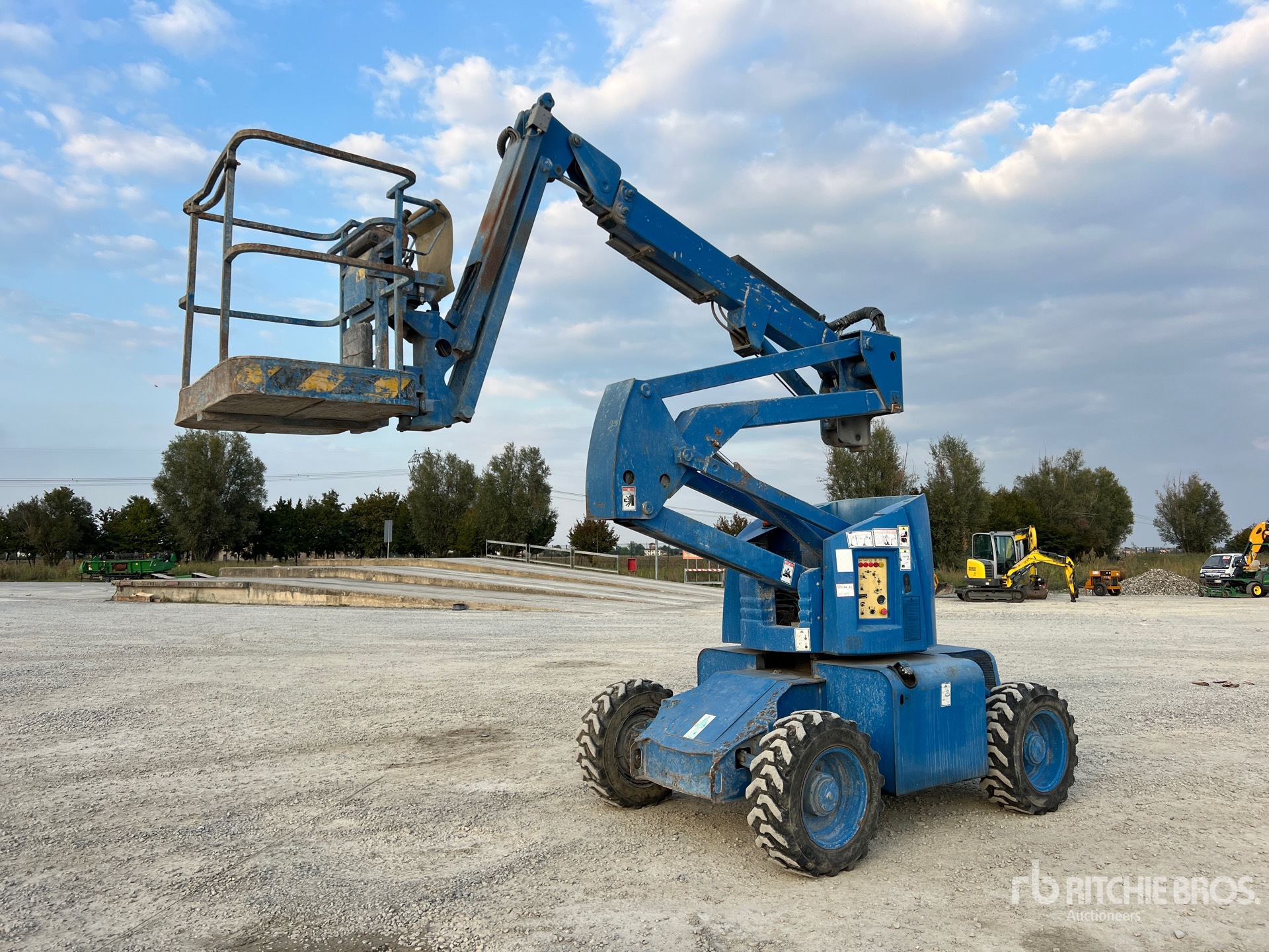 Photo of 2005 Haulotte HA12PX