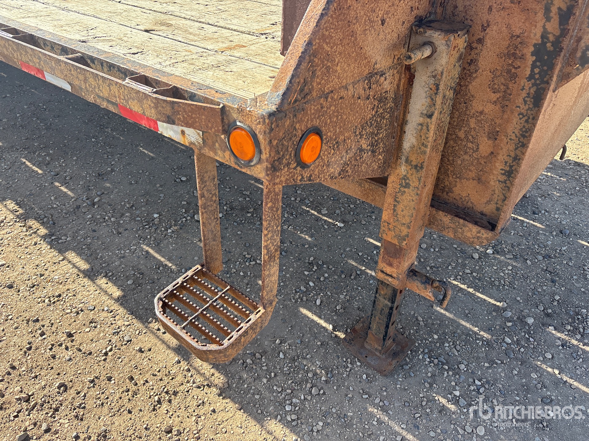 2013 Load Trail 30 ft T/A Gooseneck