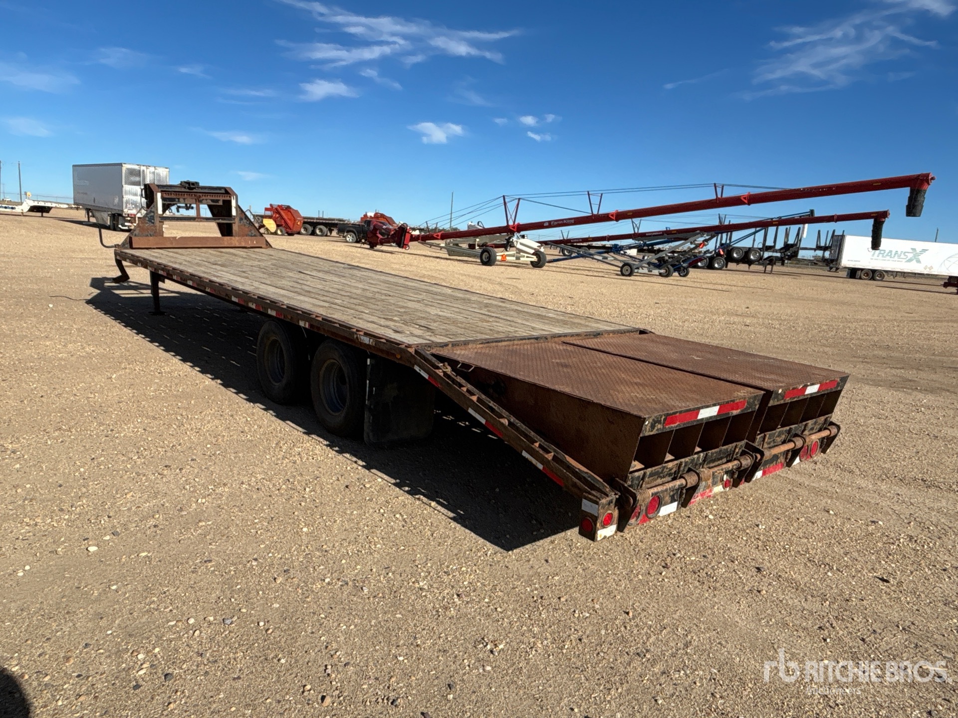 2013 Load Trail 30 ft T/A Gooseneck