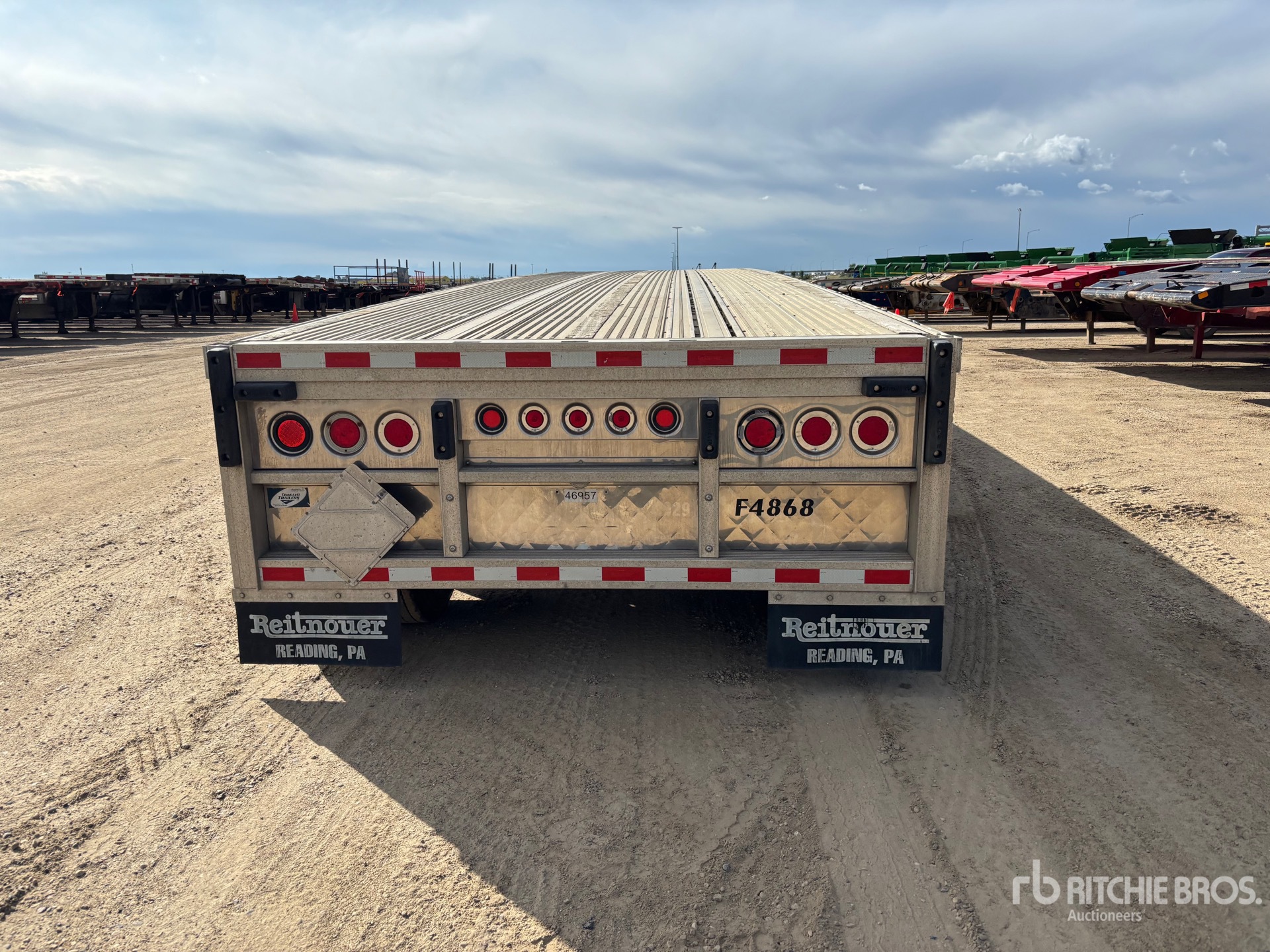 2019 Reitnouer 48 ft T/A Spread Axle