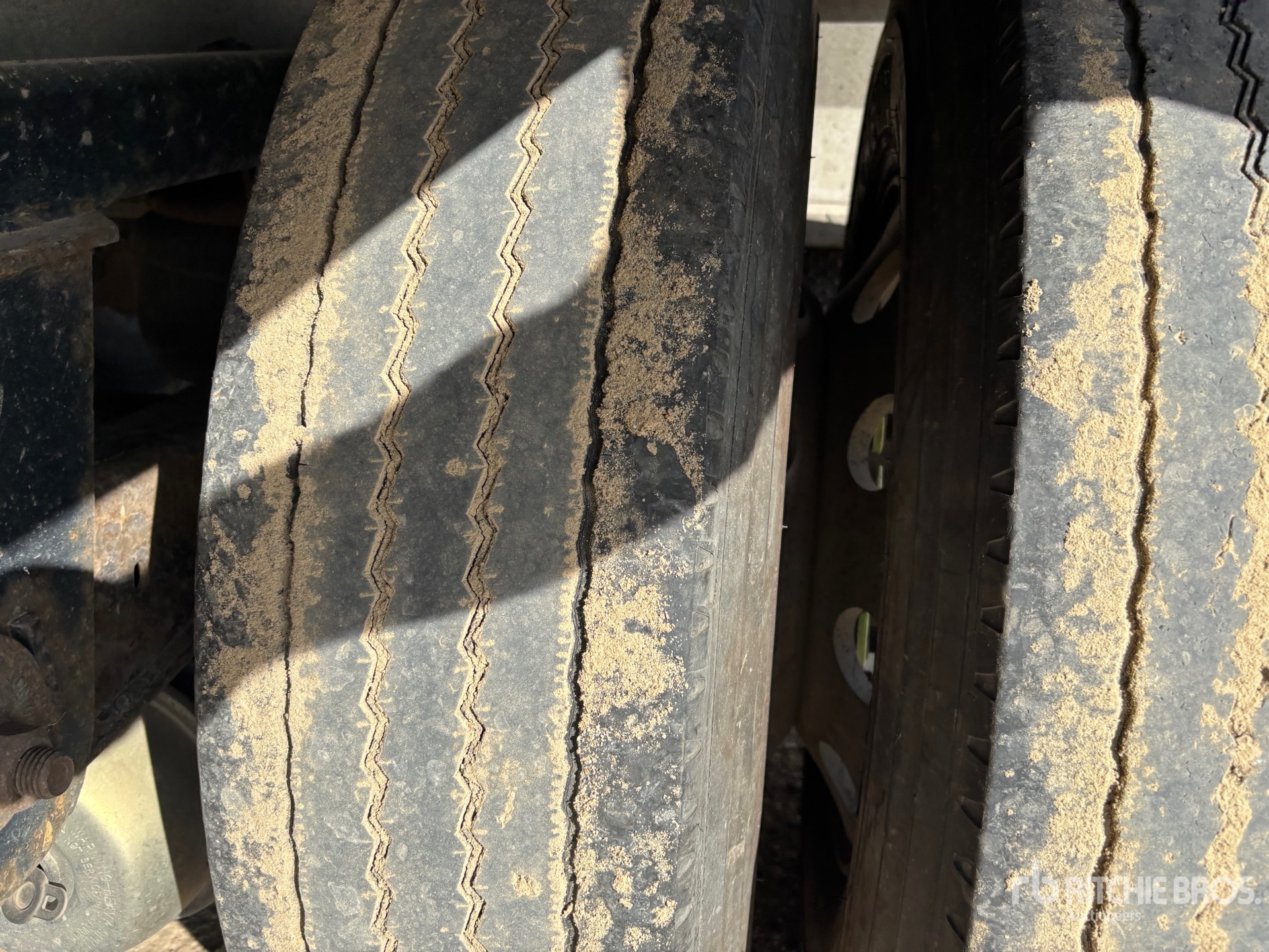 2019 Reitnouer 48 ft T/A Spread Axle