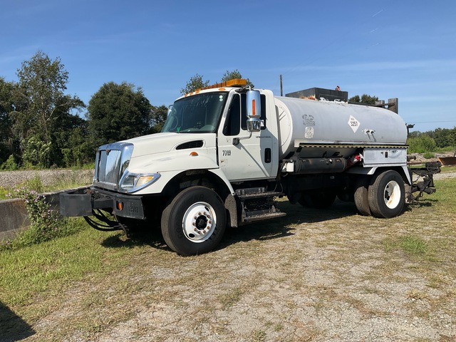 Etnyre Black Topper Centennial 2000 gal on 2007 International 7300 4x2 Asphalt Distributor Truck