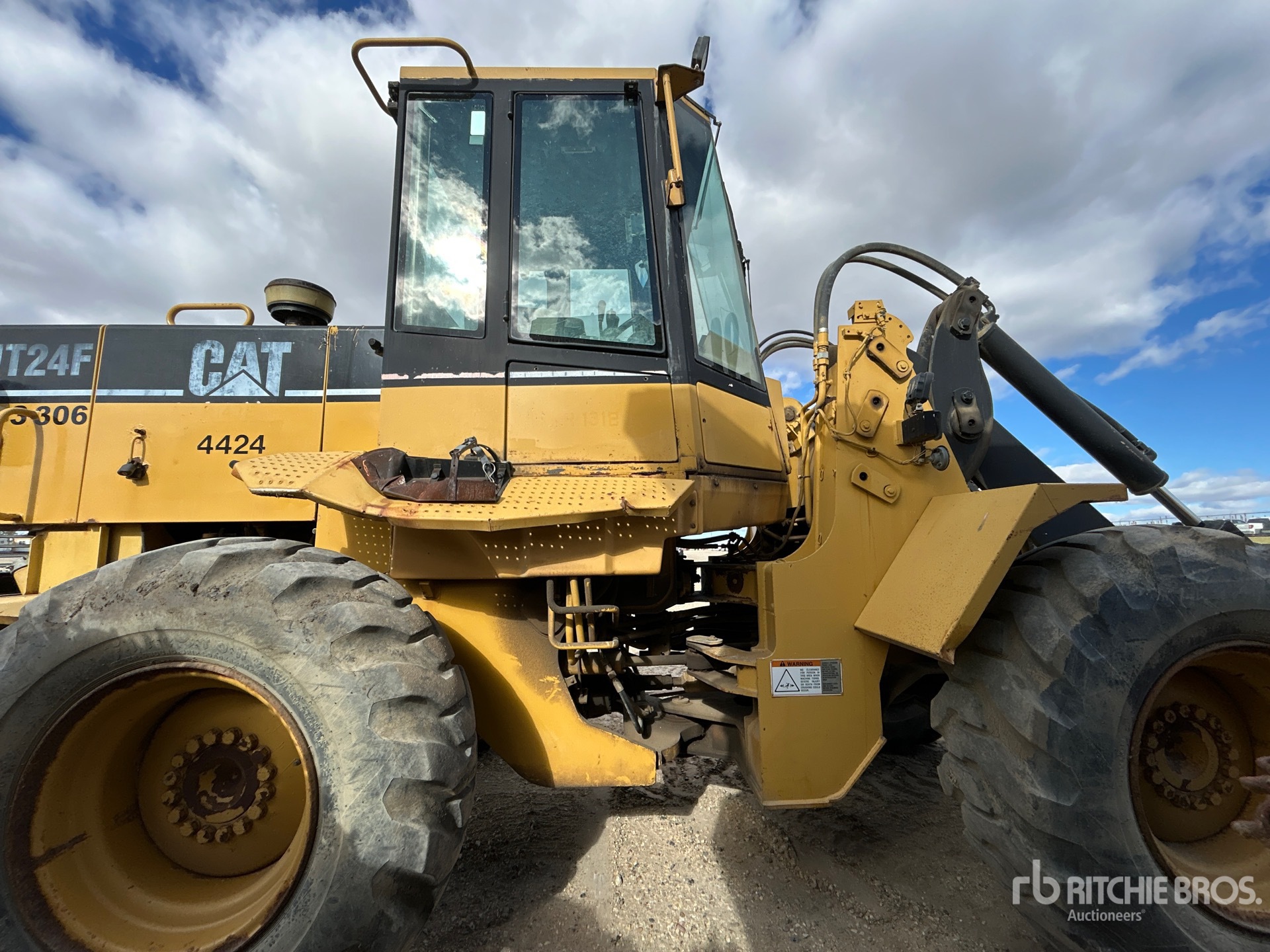 1996 Caterpillar IT24F