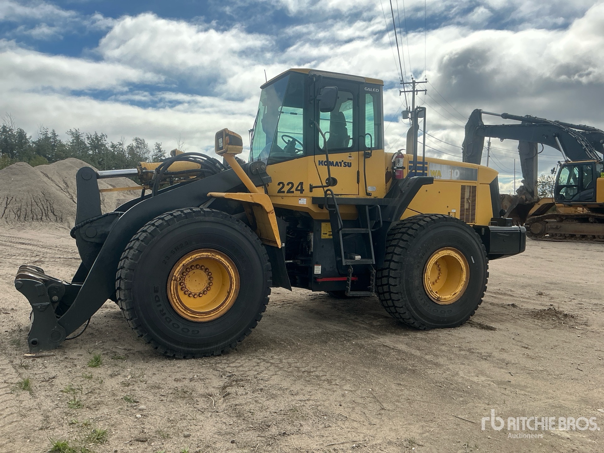 Photo of 2004 Komatsu WA380-5L