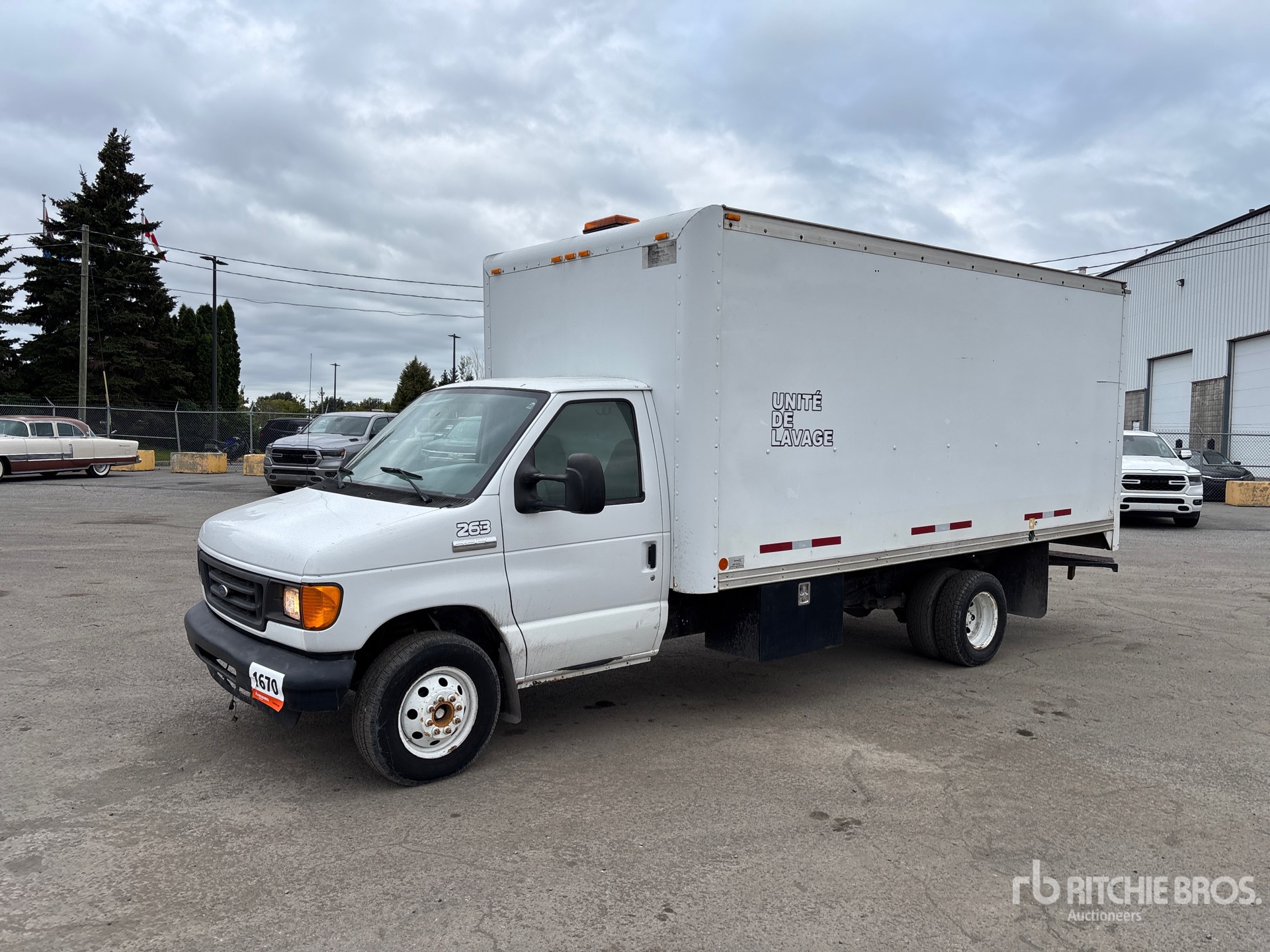 Photo of 2006 Ford E-350