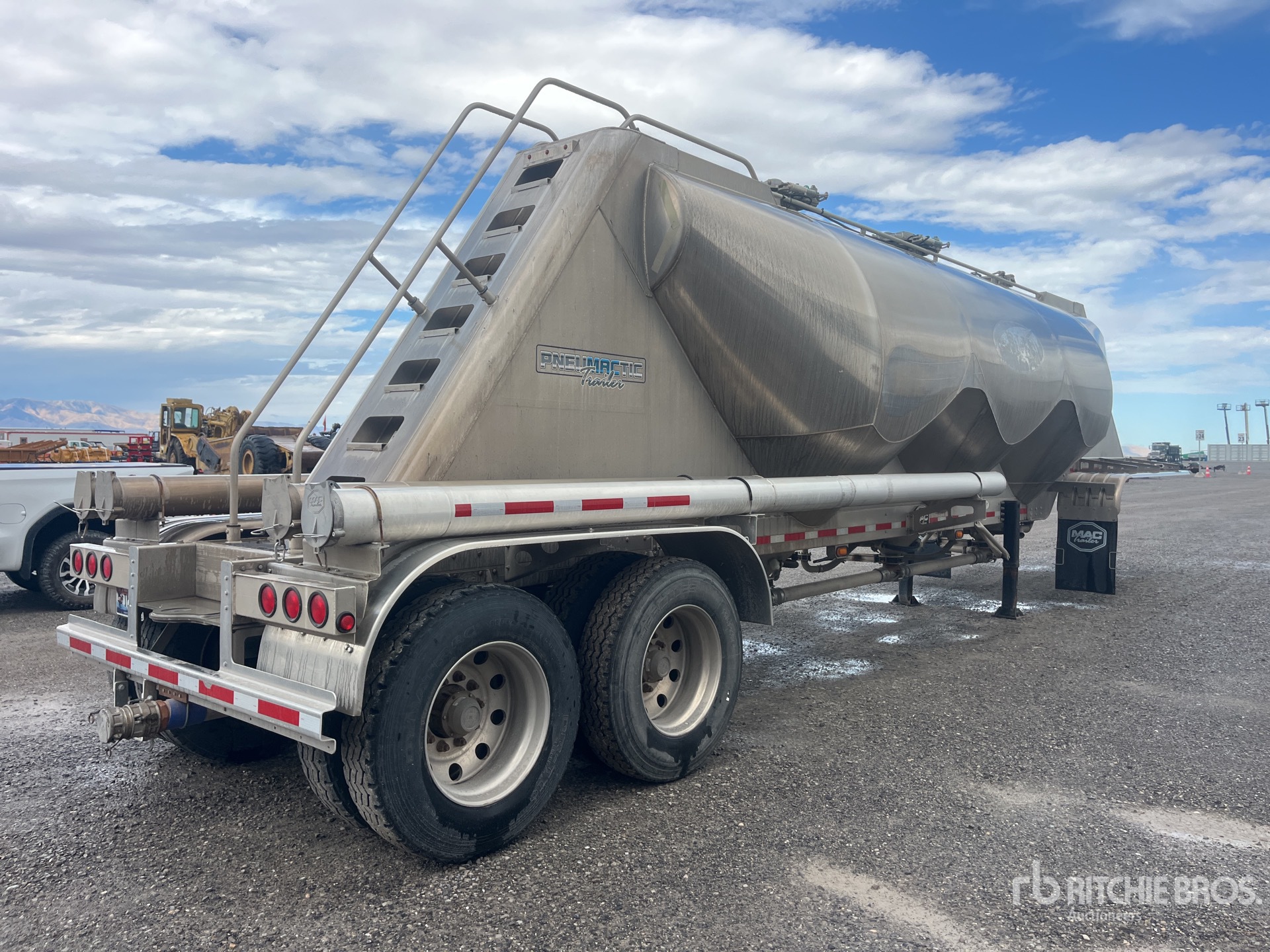 2019 Mac 1050 cft T/A