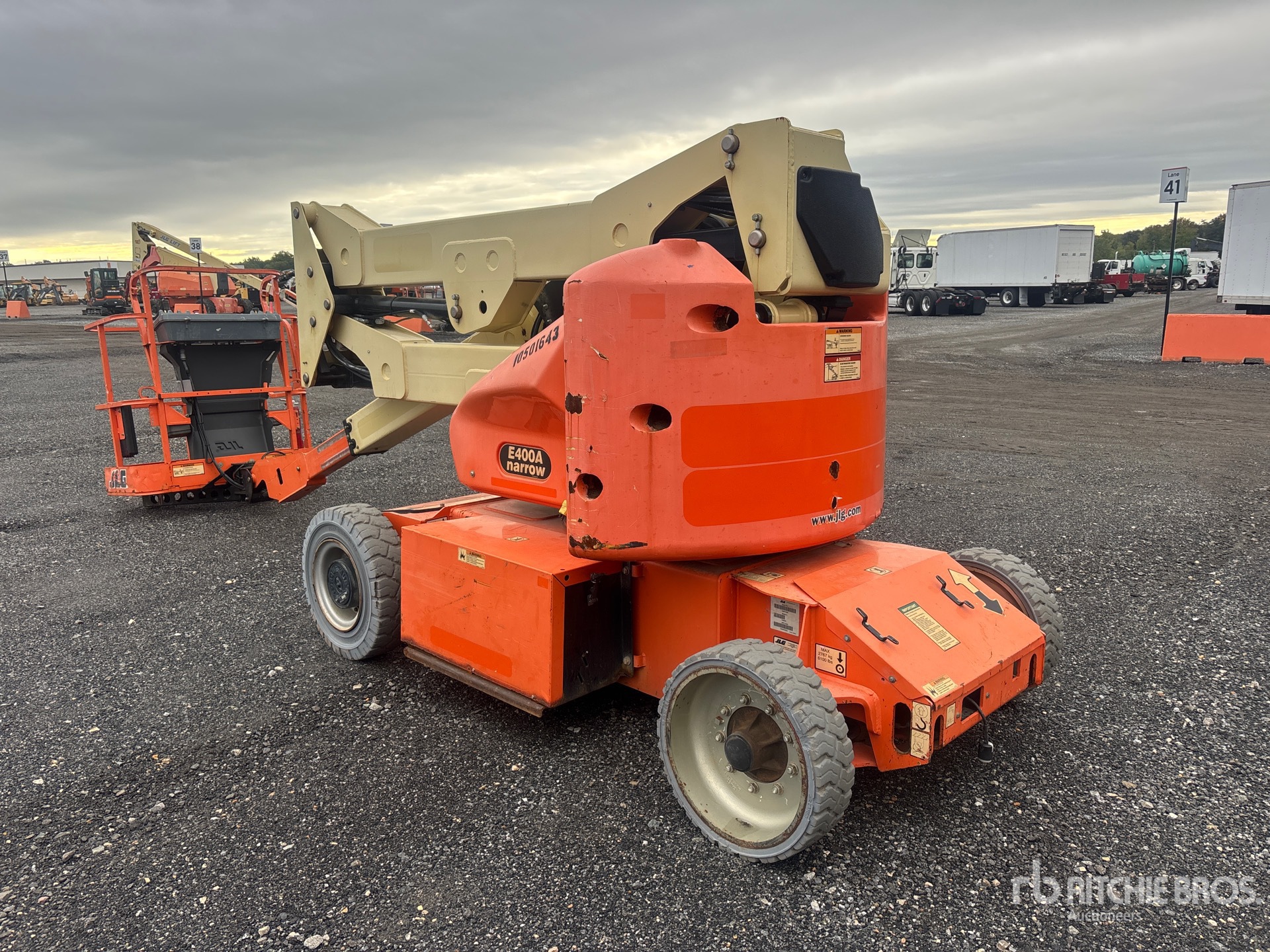 2016 JLG E400AN