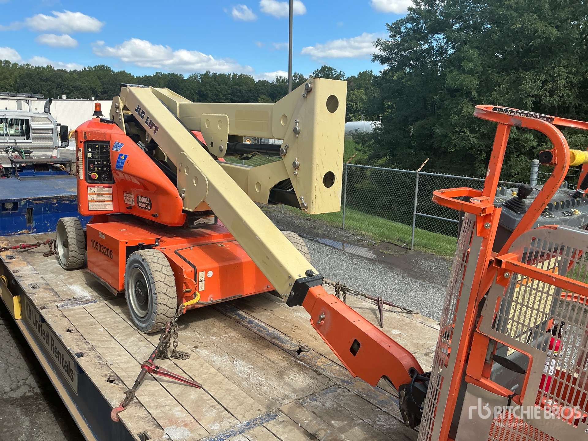 2016 JLG E400AN
