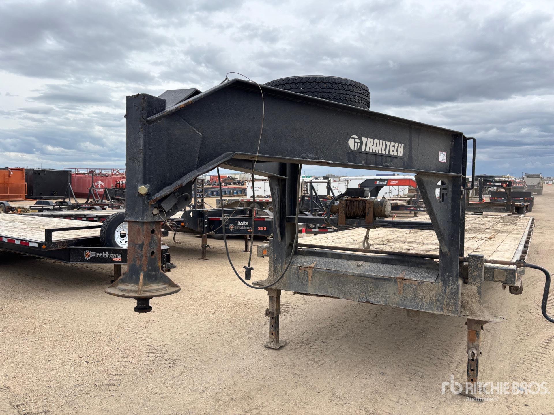 2015 Trailtech 36 ft Tri/A Gooseneck