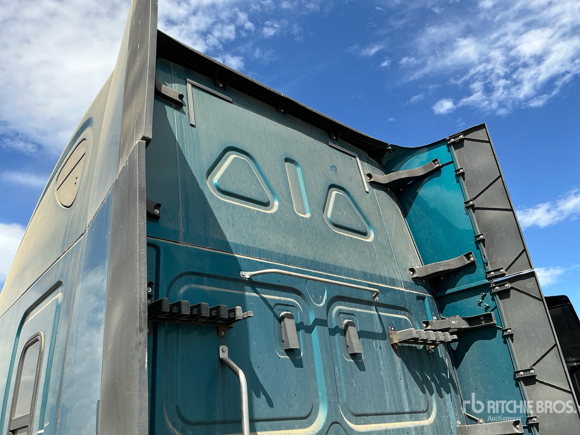 2020 Freightliner CASCADIA 126
