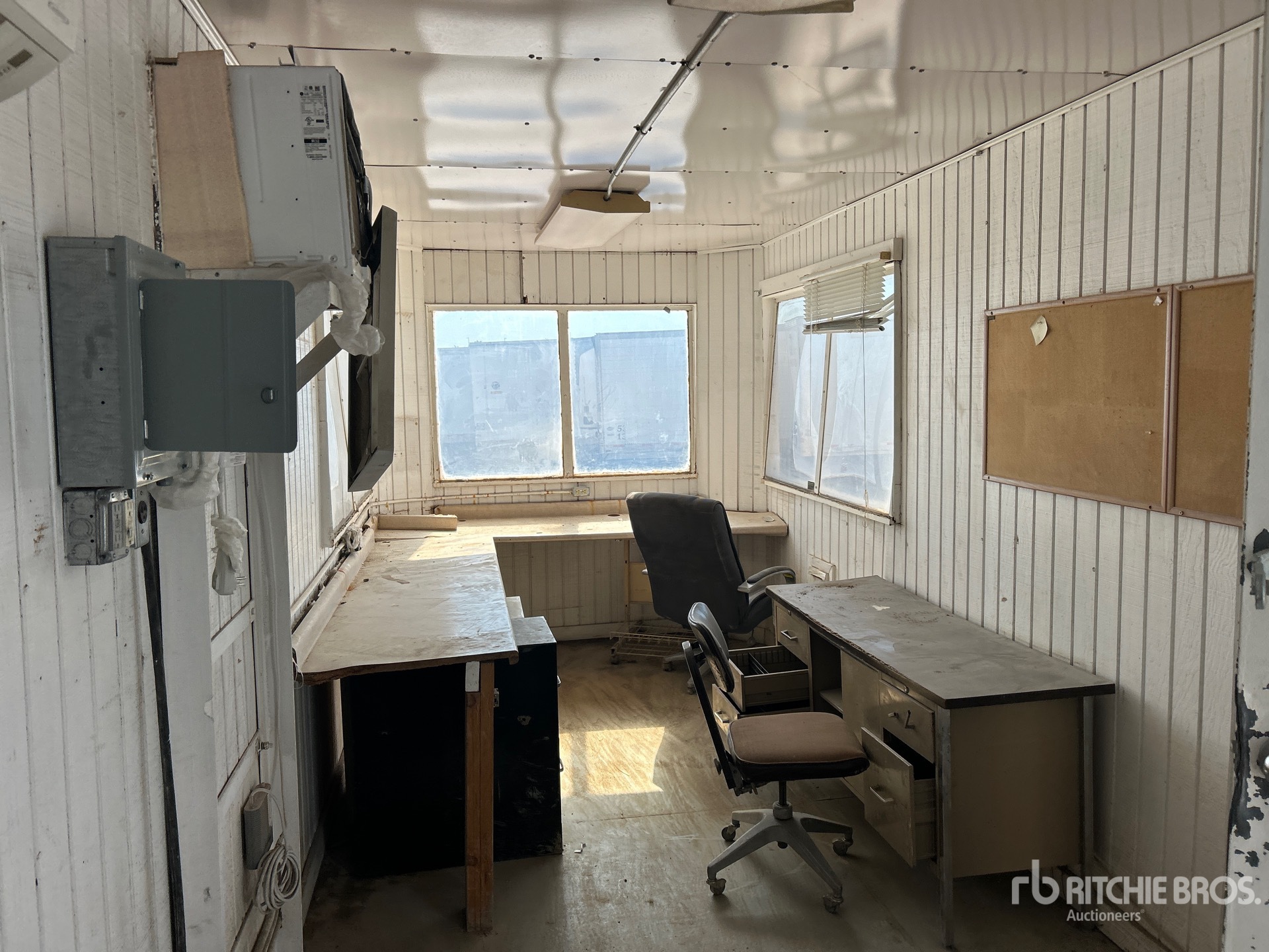 1971 Fruehauf 40 FT X 96 IN T/A OFFICE/SITE