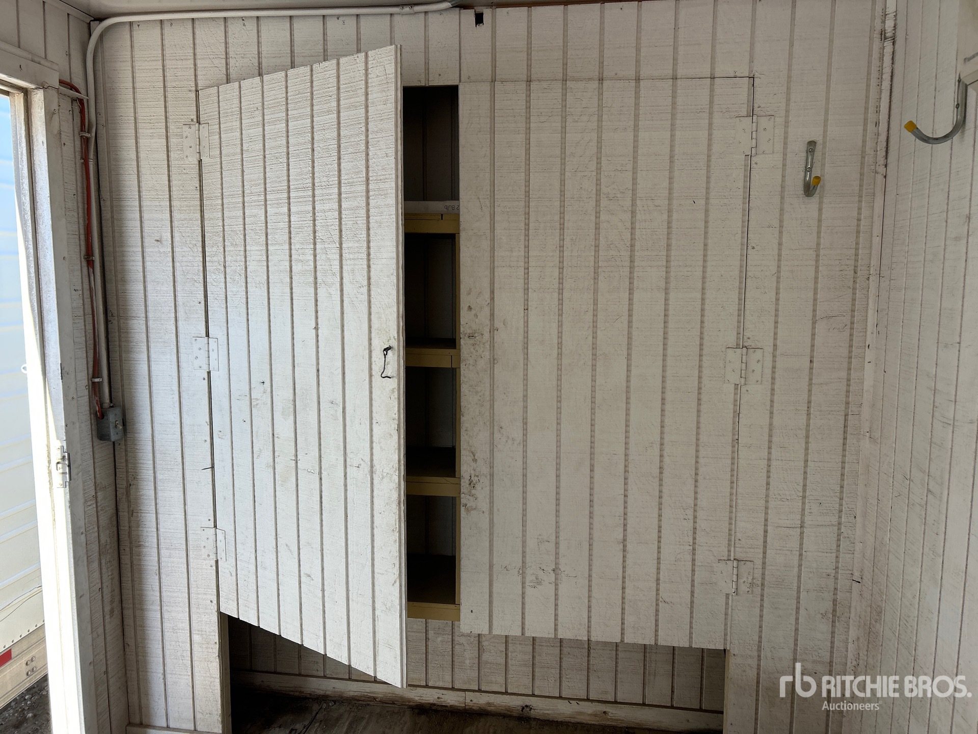 1971 Fruehauf 40 FT X 96 IN T/A OFFICE/SITE
