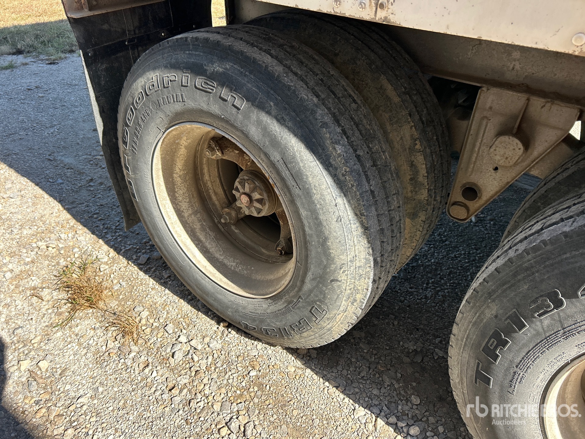 1971 Fruehauf 40 FT X 96 IN T/A OFFICE/SITE