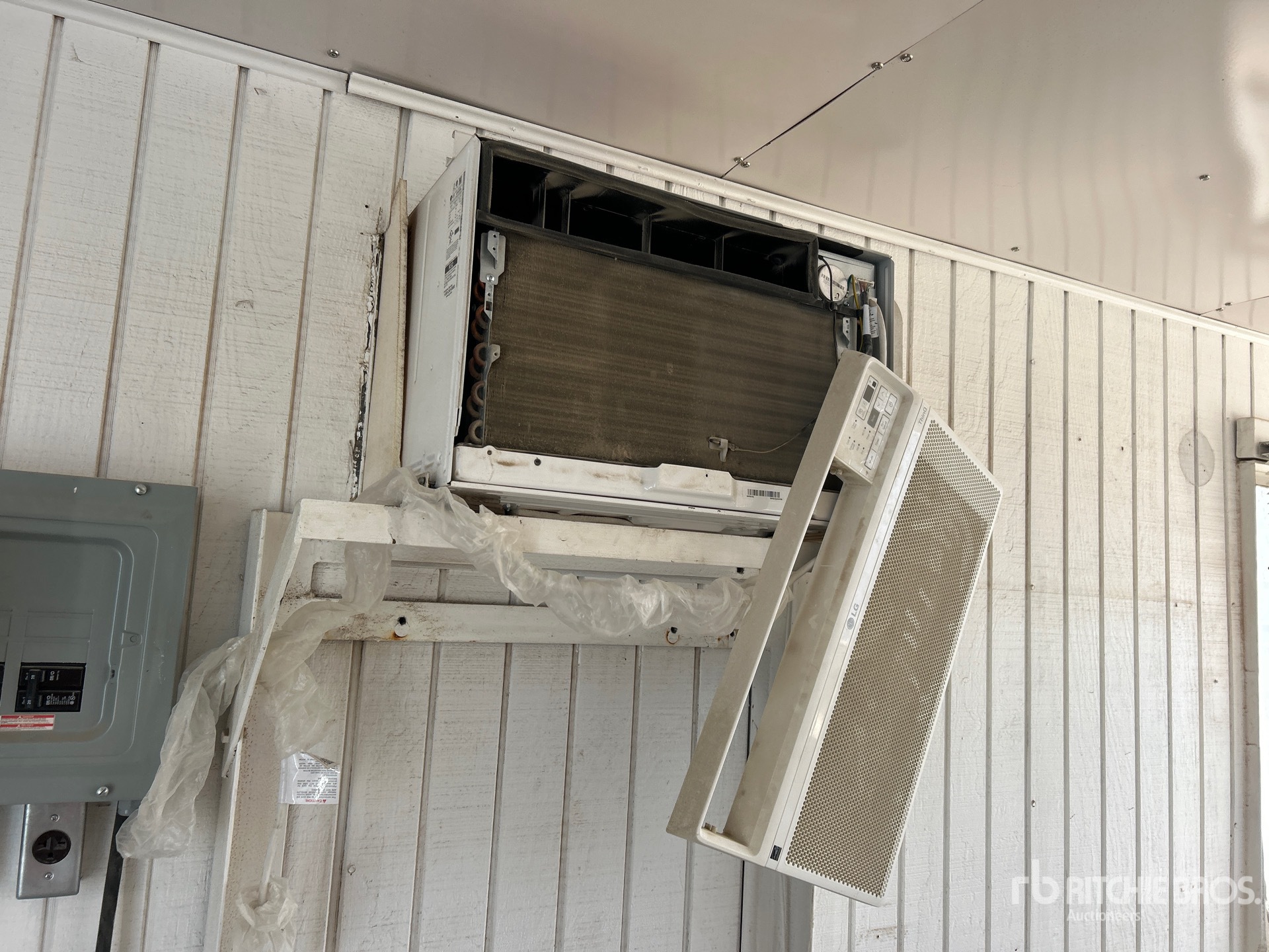 1971 Fruehauf 40 FT X 96 IN T/A OFFICE/SITE