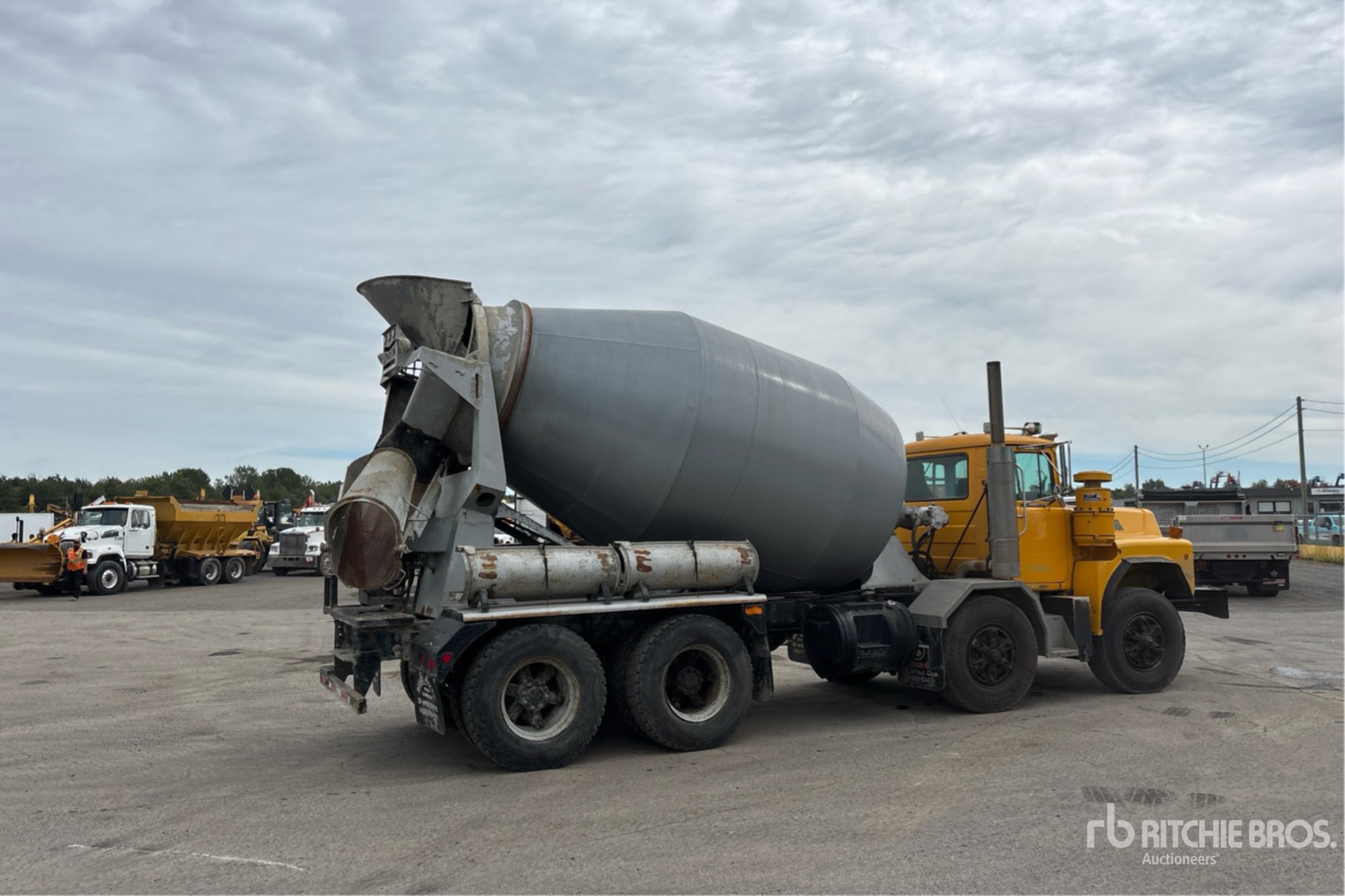 2002 Mack RB690S