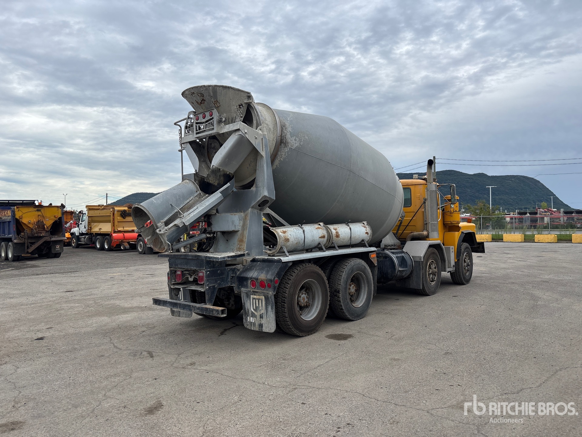 2003 Mack RB690S