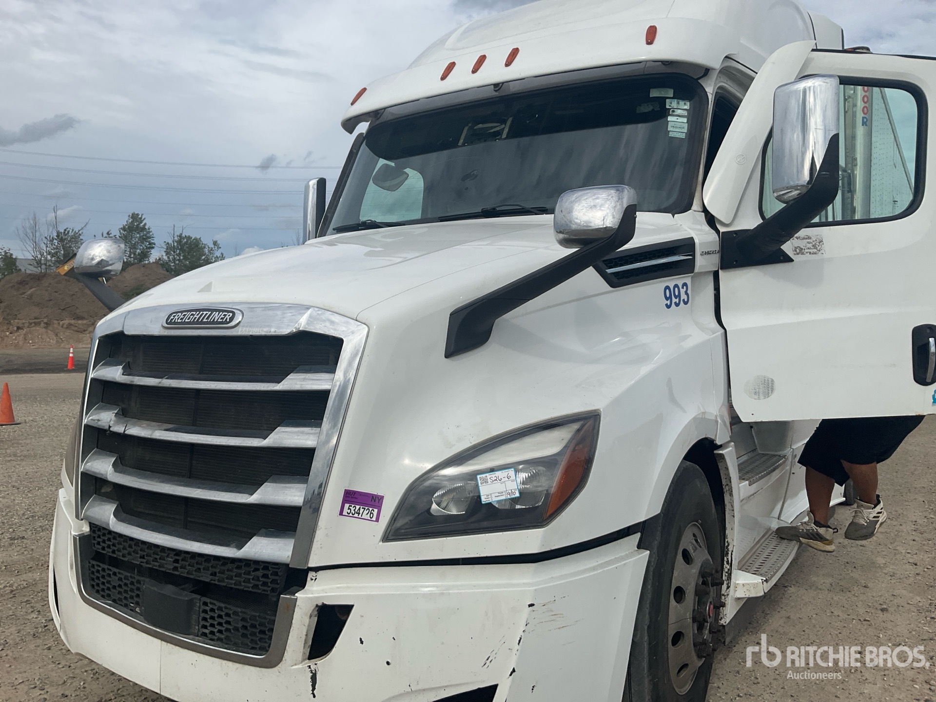 2020 Freightliner CASCADIA 126