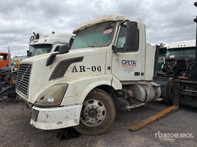 2015 Volvo VNL64T300 T/A Sleeper Truck Tractor