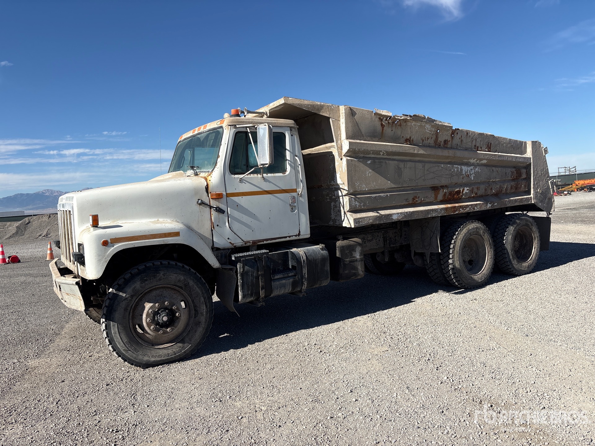 Photo of 2000 International 2574