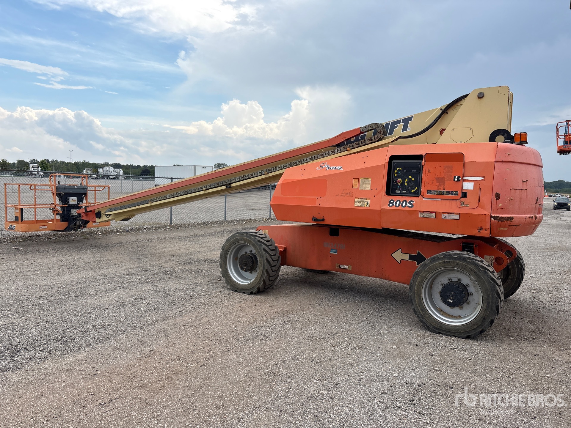 2013 JLG 800S