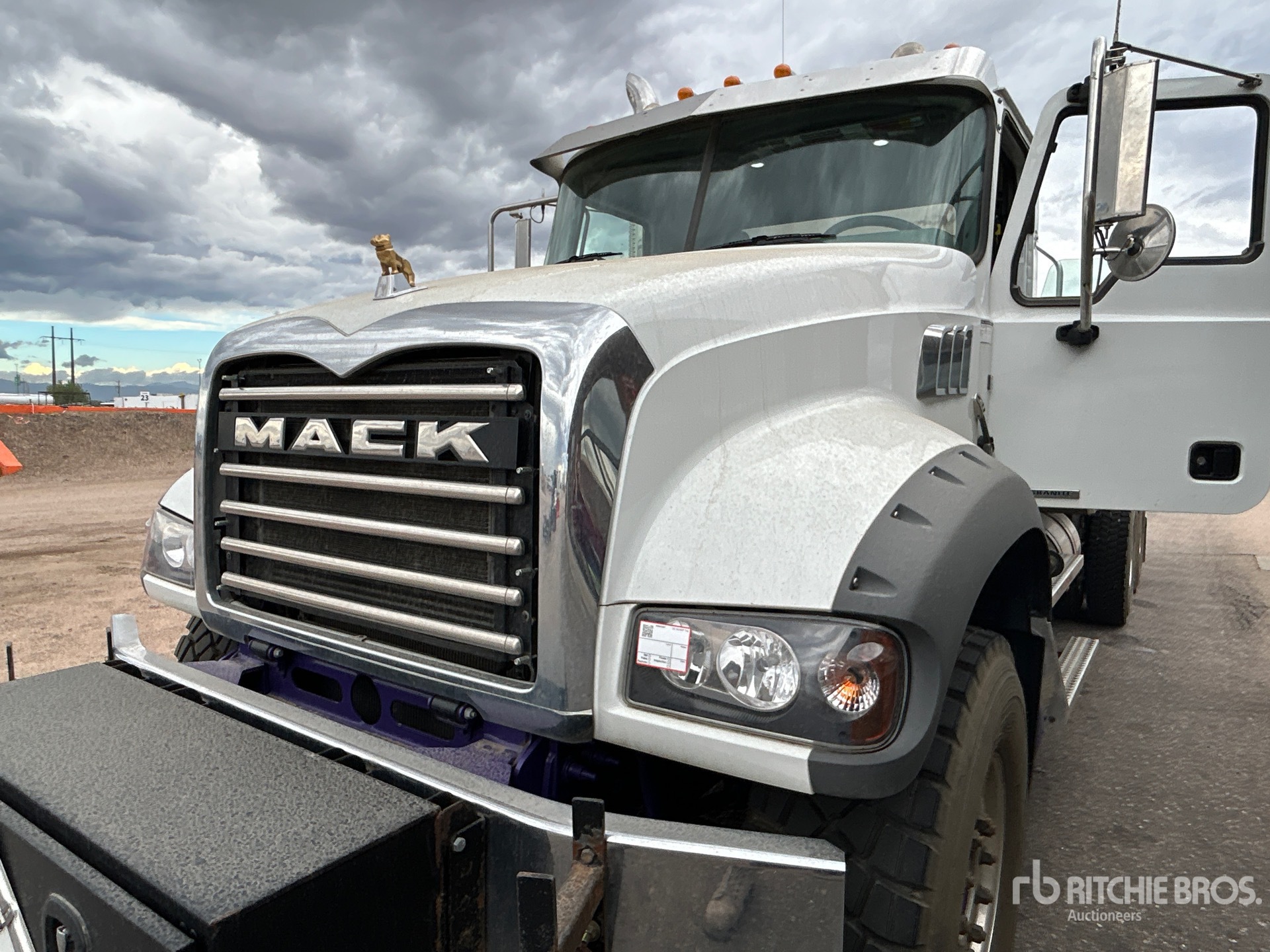 2023 Mack GR64FT