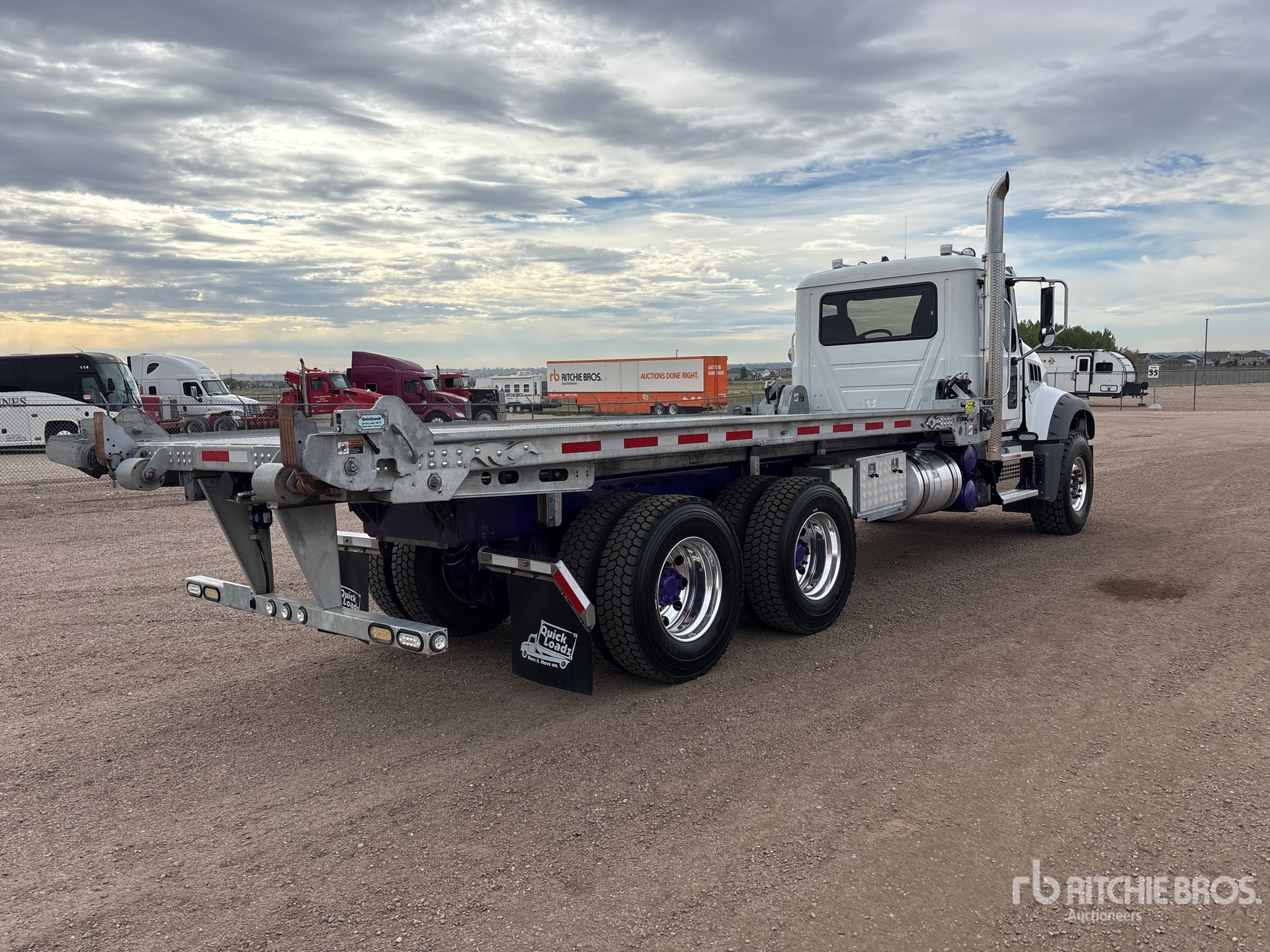 2023 Mack GR64FT