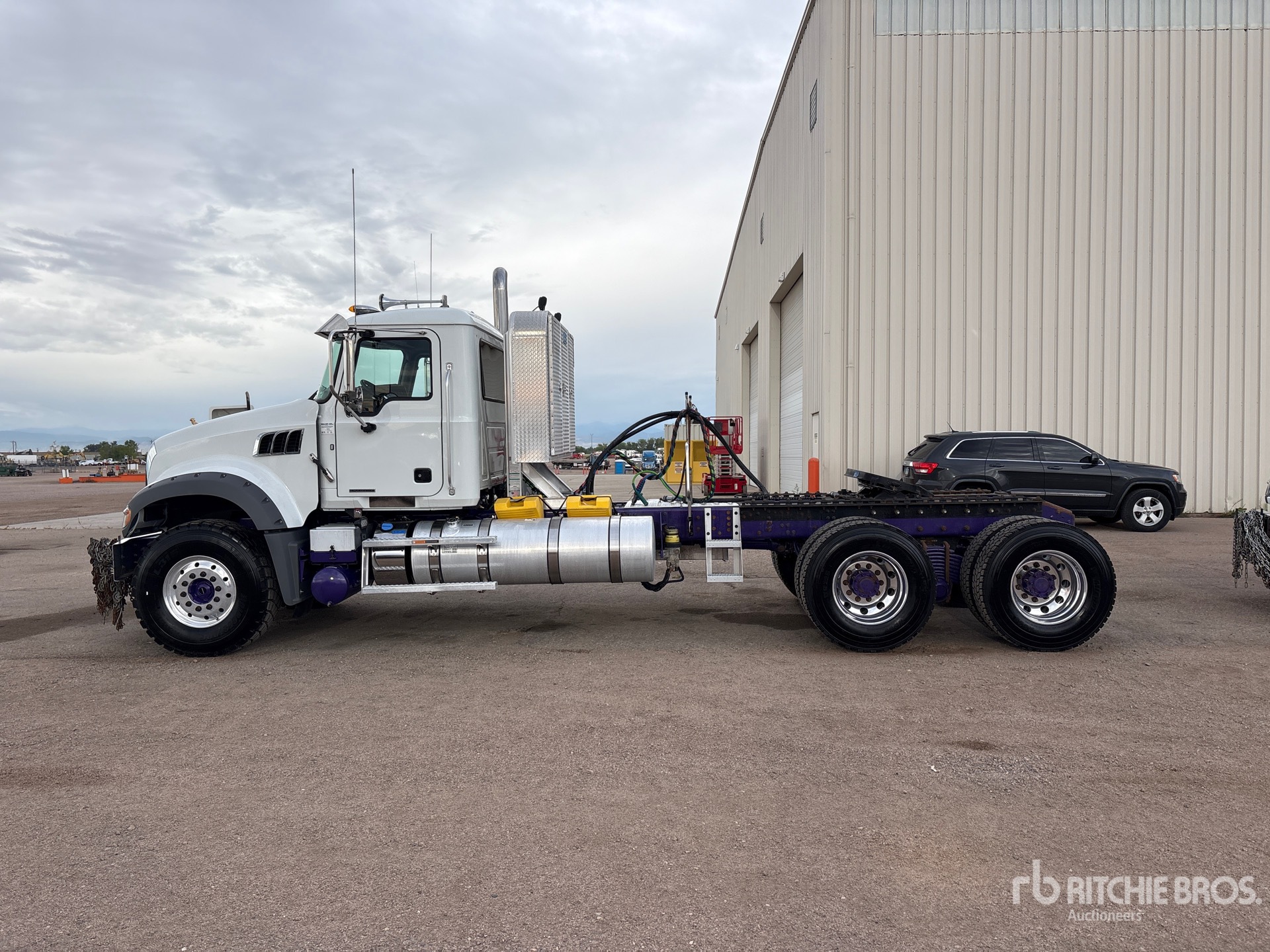 2023 Mack GR64FT