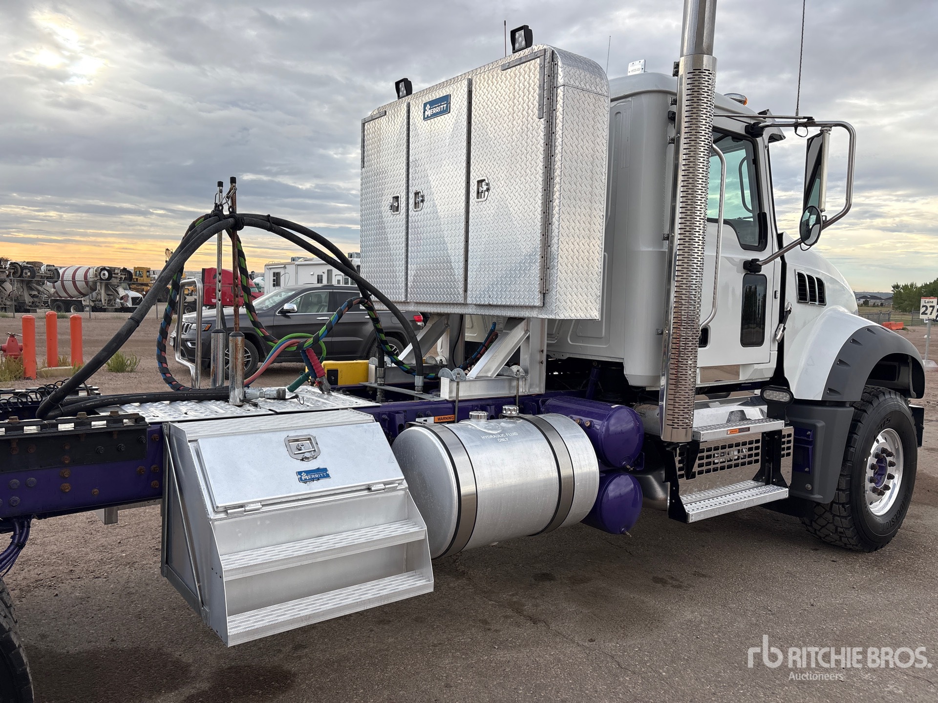 2023 Mack GR64FT