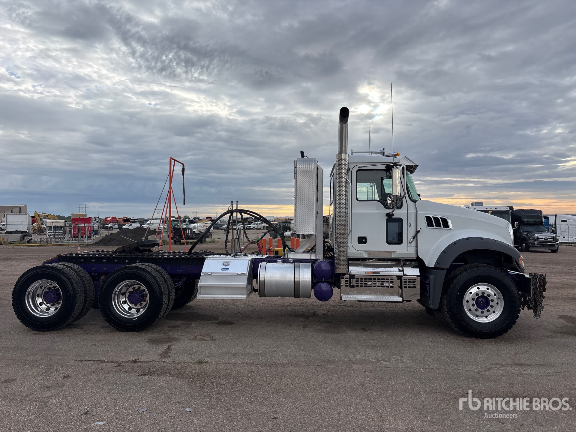 2023 Mack GR64FT