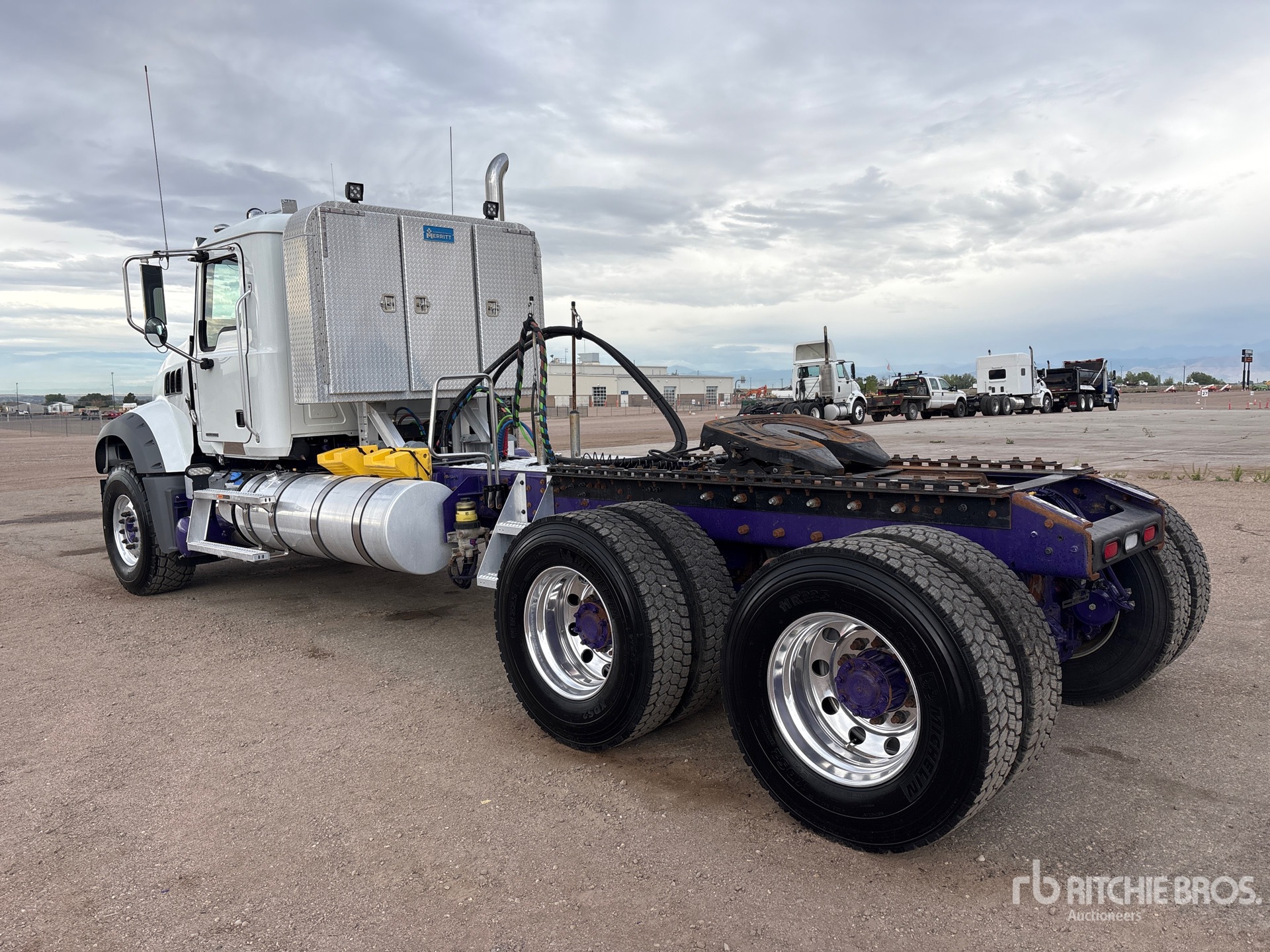 2023 Mack GR64FT