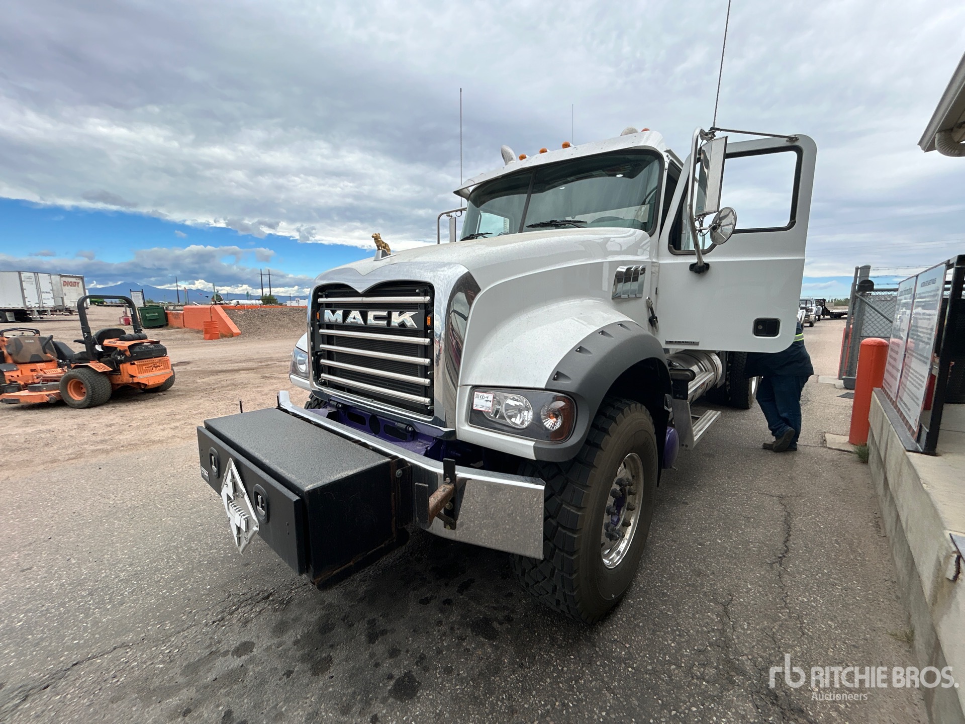 2023 Mack GR64FT