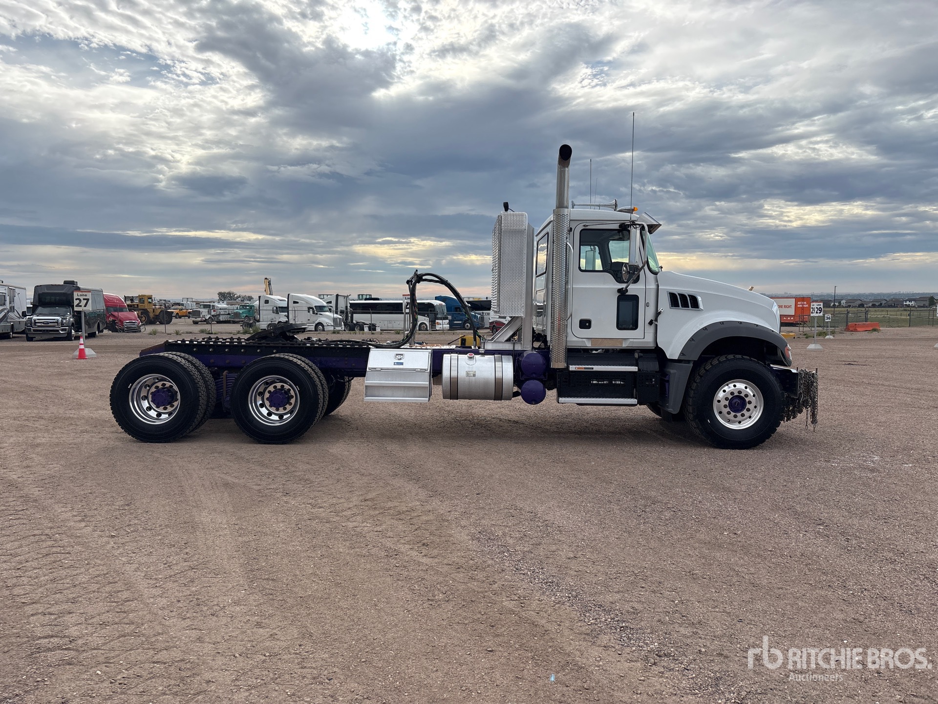 2023 Mack GR64FT