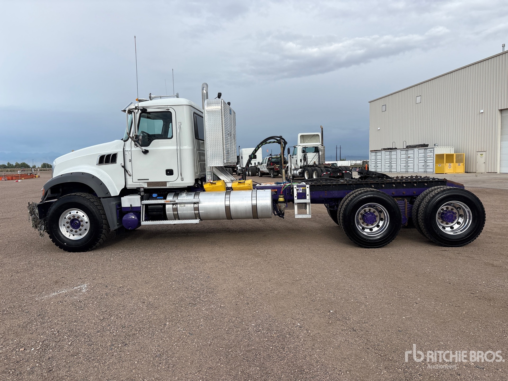 2023 Mack GR64FT