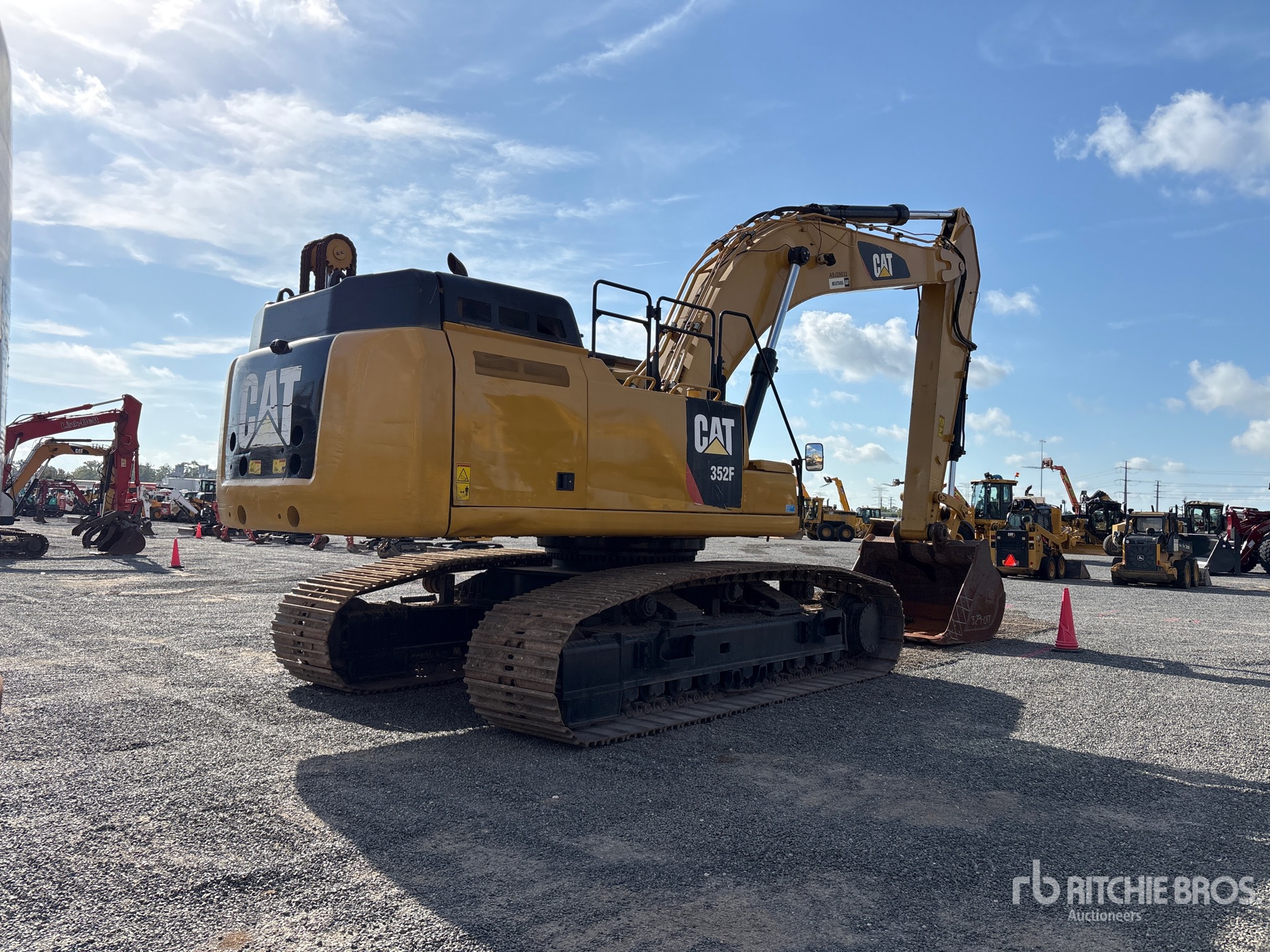 2018 Caterpillar 352FLRE
