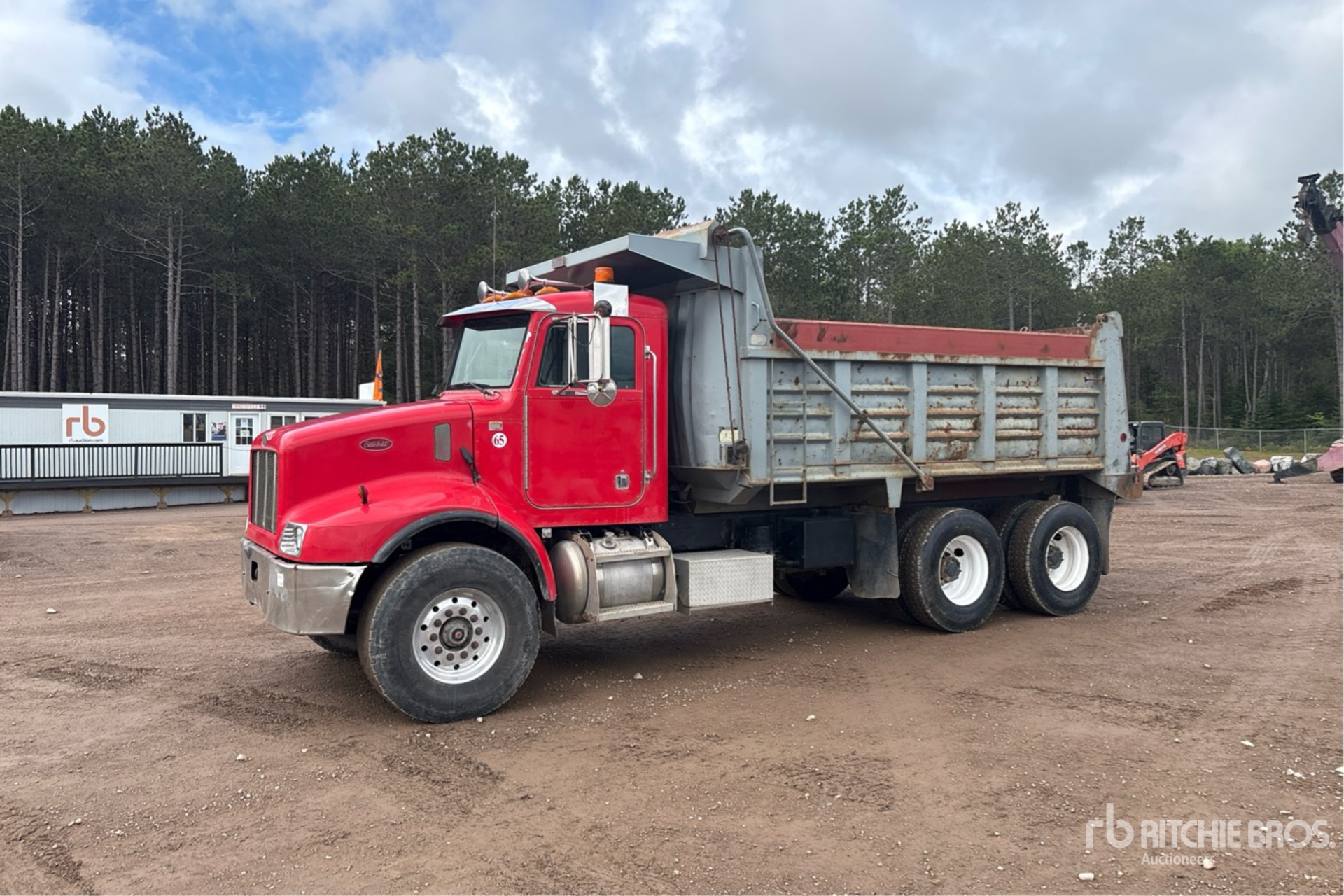2005 Peterbilt 330