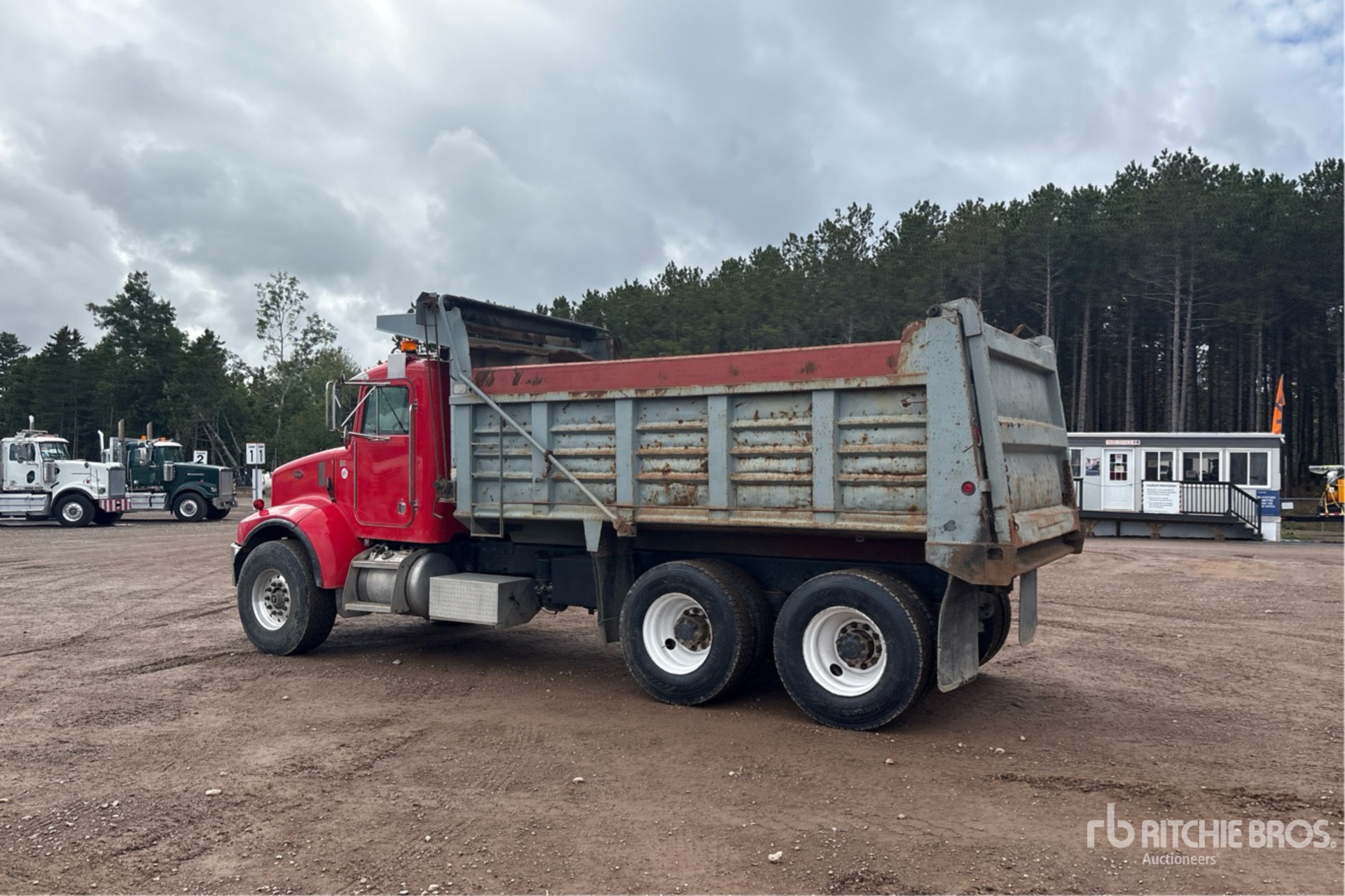 2005 Peterbilt 330