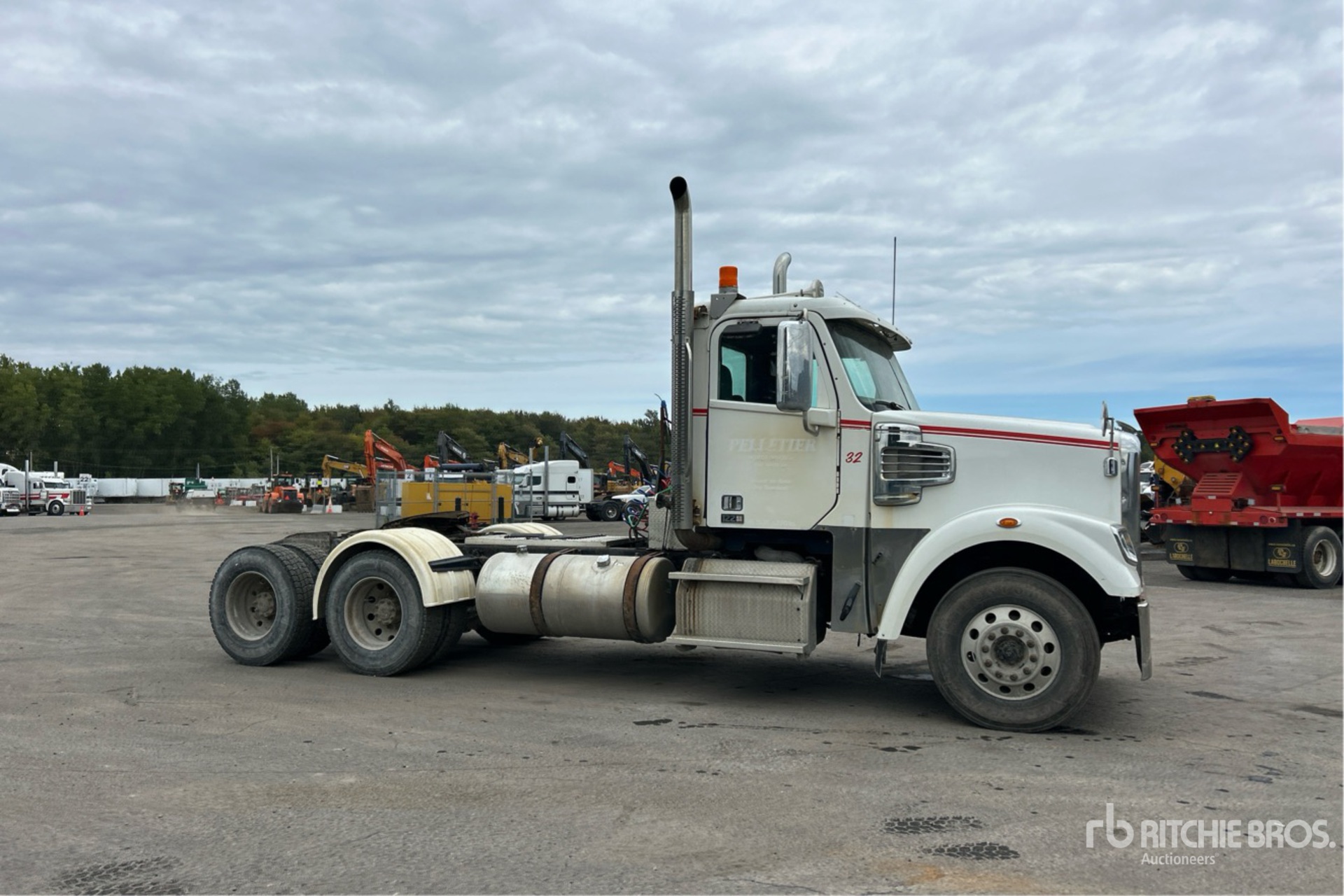 2015 Freightliner CORONADO 122SD
