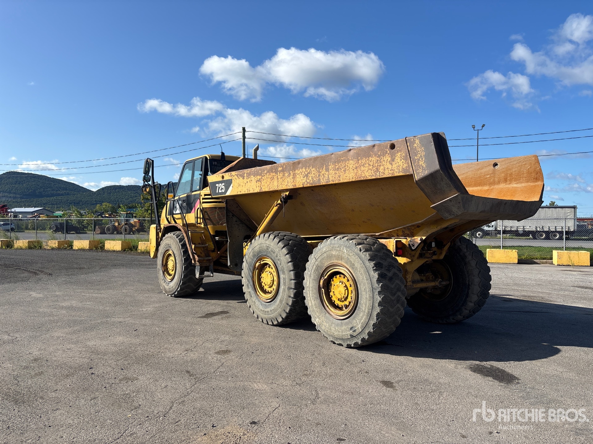 2011 Caterpillar 725