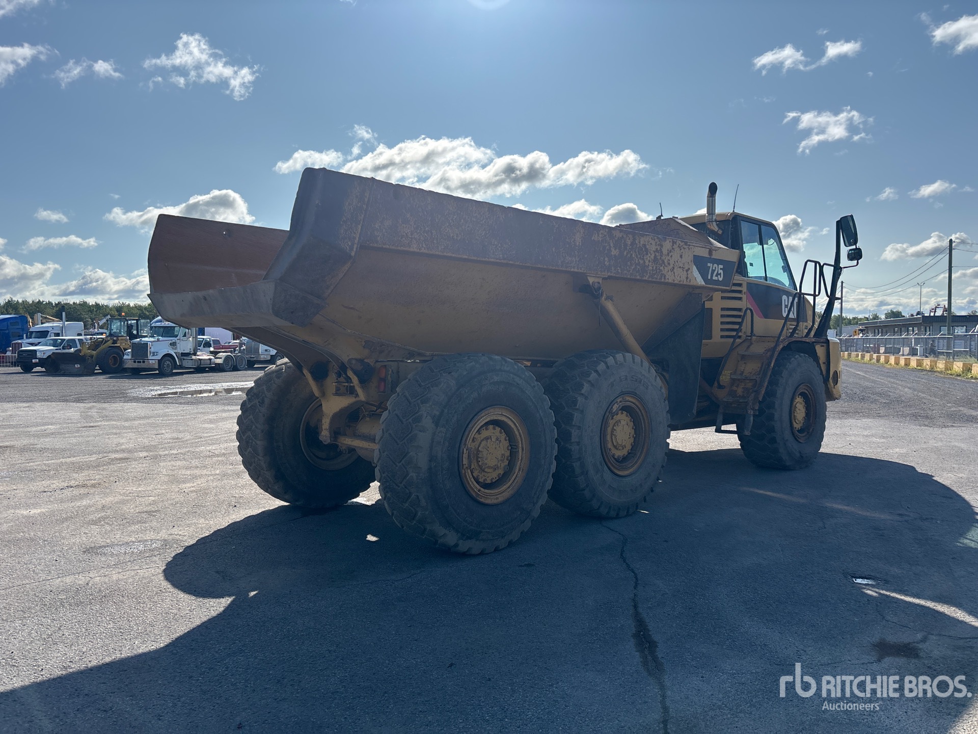 2011 Caterpillar 725